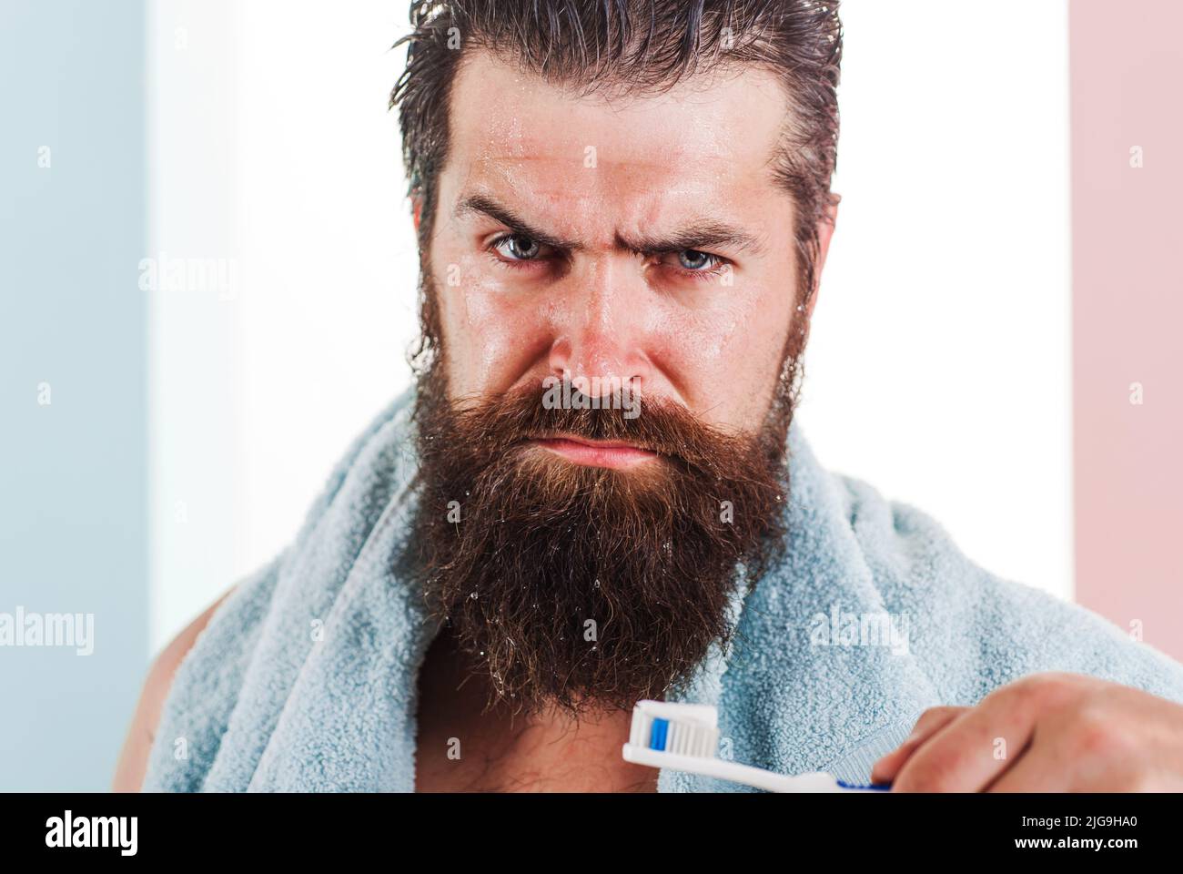 Bärtiger Mann mit Zahnbürste, die Zähne putzt. Zahnreinigung. Mundpflege. Zahnhygiene. Morgen Stockfoto