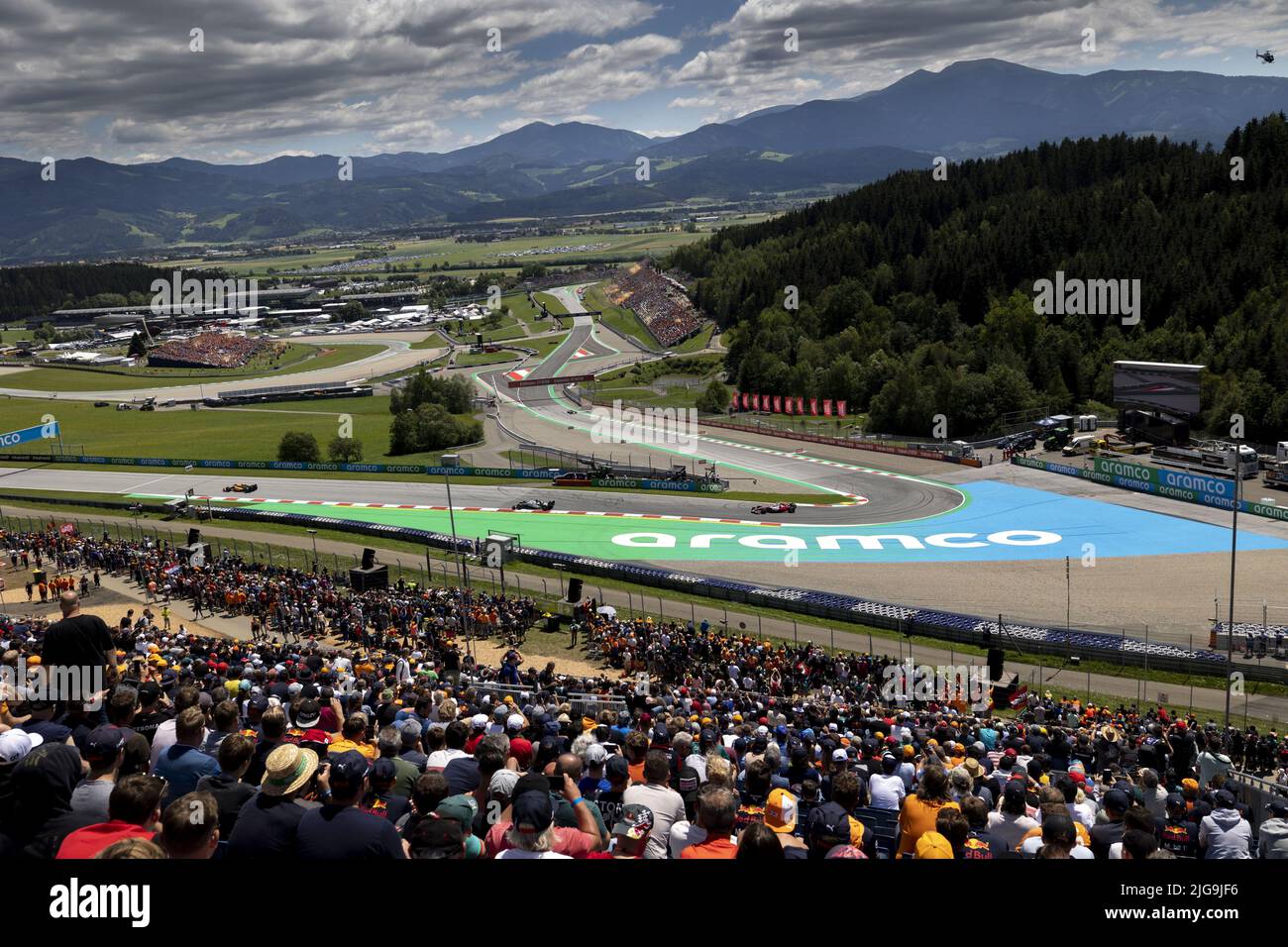 10 GASLY Pierre (Fra), Scuderia AlphaTauri AT03, 24 ZHOU Guanyu (Chi), Alfa Romeo F1 Team ORLEN C42, Actionslandschaft, Paysage, Illustration, Zuschauer, Fans, Tribünen, Gradins, während der Formel 1 Rolex großer Preis von Osterreich 2022, 2022 großer Preis von Österreich, 11. Runde der FIA Formel 1 Weltmeisterschaft 2022 vom 8. Bis 10. Juli 2022 auf dem Red Bull Ring, in Spielberg, Österreich - Foto: Dppi/DPPI/LiveMedia Stockfoto