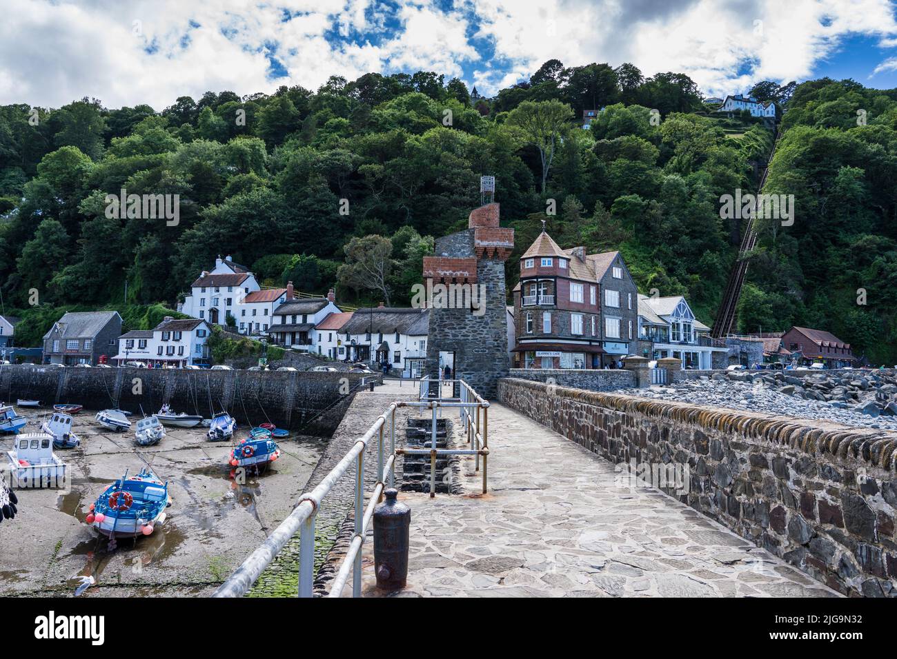 Die Hafenmauer in Lynmouth, Devon mit der Standseilbahn im Hintergrund Stockfoto