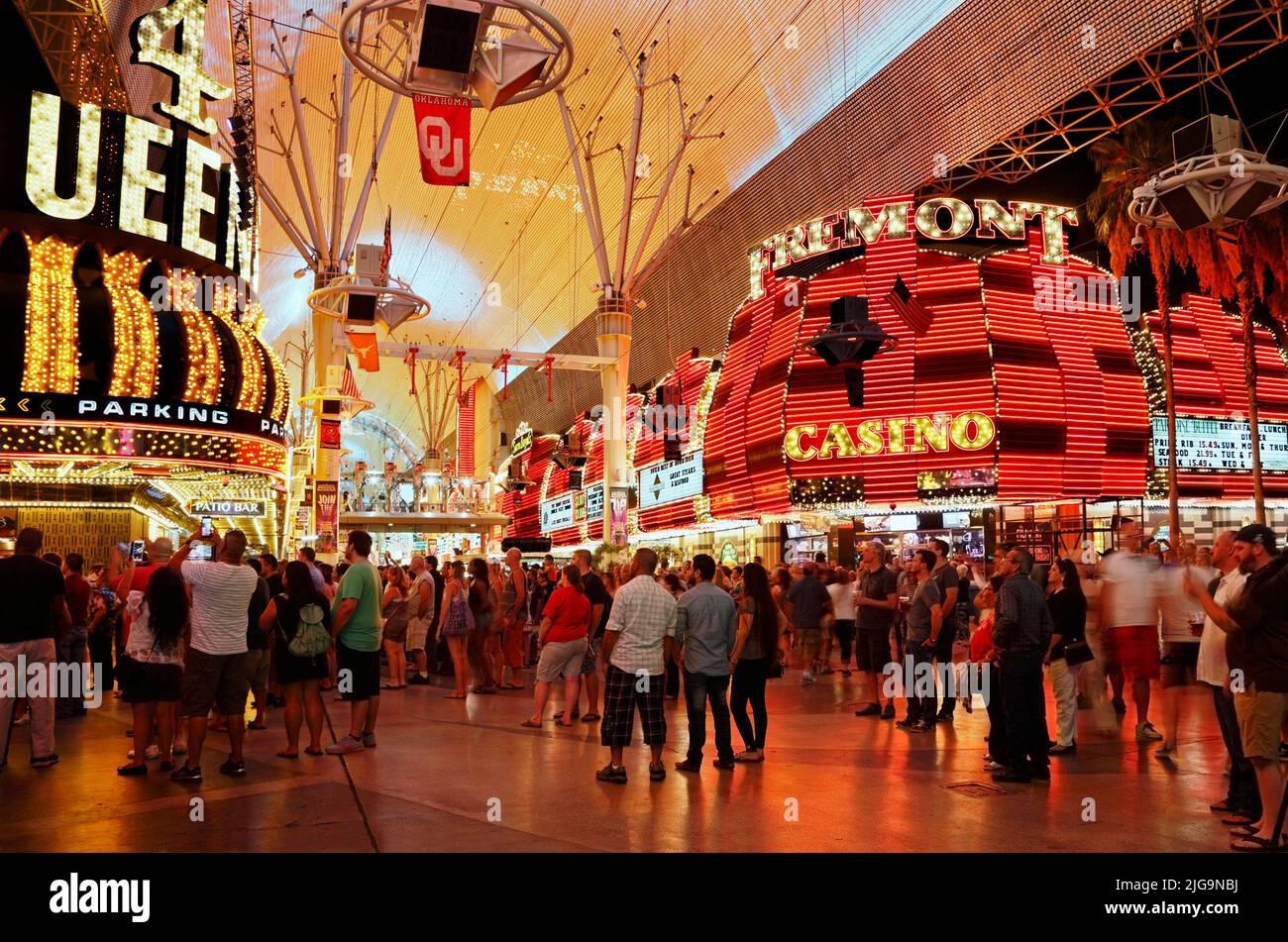Fremont in Las Vegas, Nevada. Leute beobachten Unterhaltung vor 4 Queens Casino Stockfoto