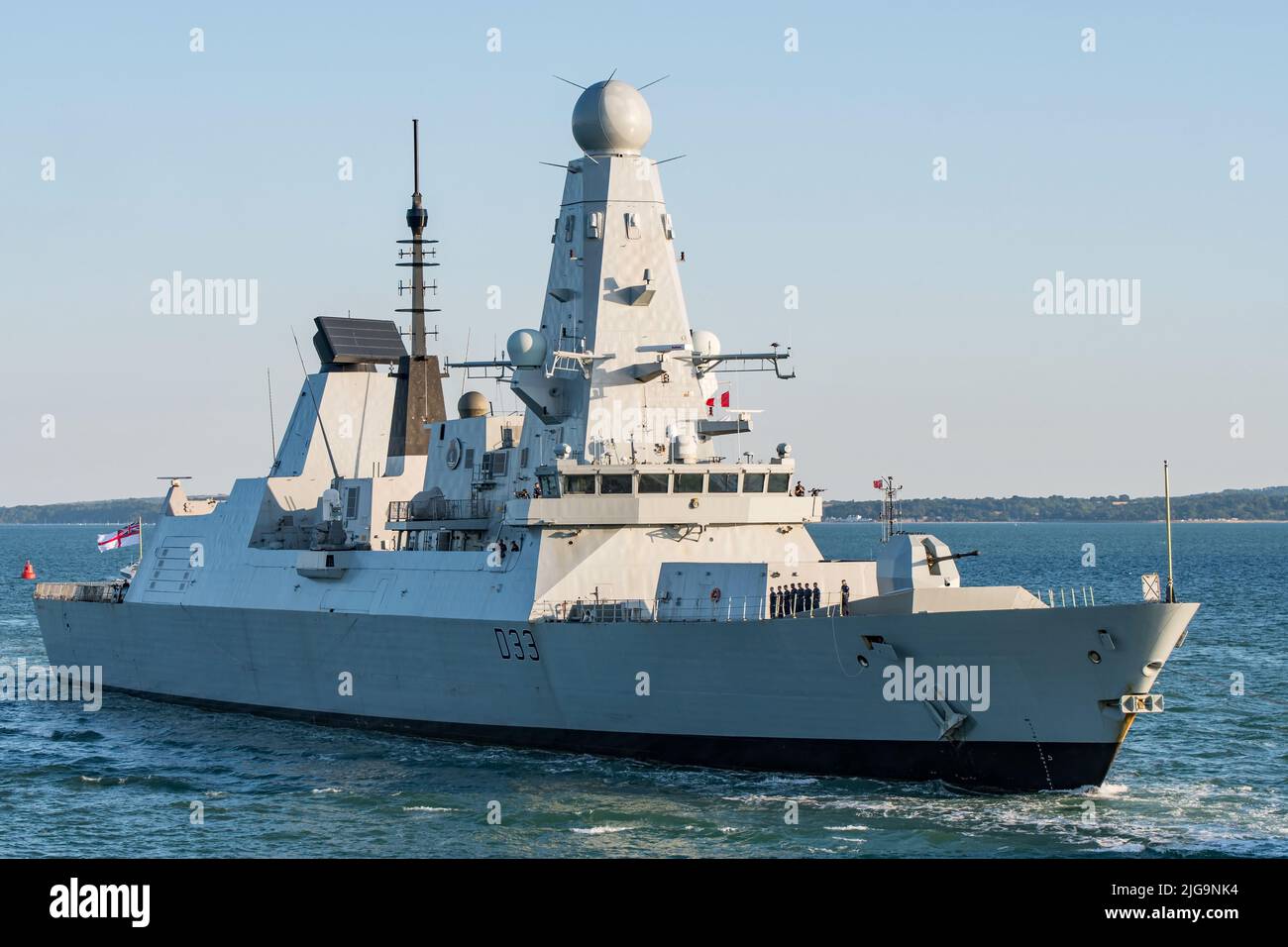 Die Royal Navy Luftverteidigungszerstörerin HMS Dauntless (D33), die am Abend des 7.. Juli 2022 nach Seeversuchen nach Portsmouth, Großbritannien, zurückkehrt. Stockfoto