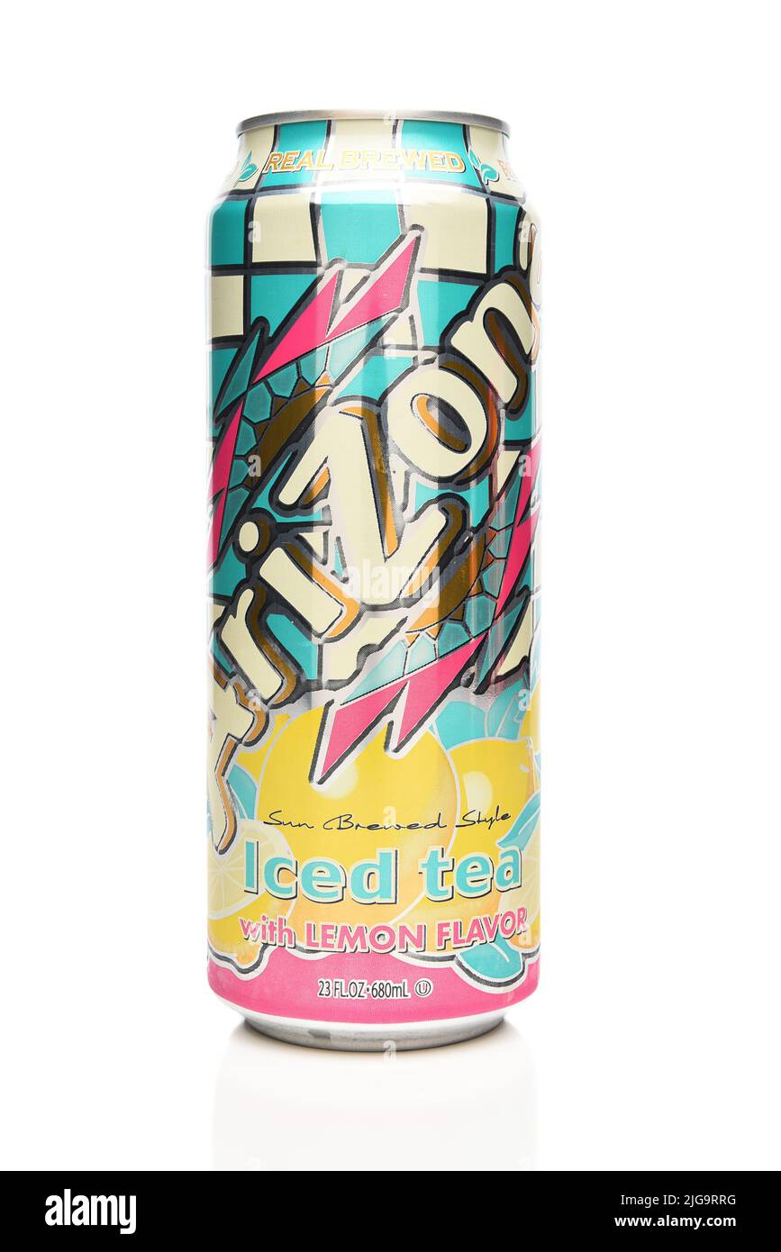 IRVINE, KALIFORNIEN - 8 JUL 2022: Eine Dose Arizona Ice Tea mit Lomon-Geschmack. Stockfoto IRVINE, KALIFORNIEN - 8 JUL 2022: Eine Dose Arizona Ice Tea mit Lomon-Geschmack. Stockfoto