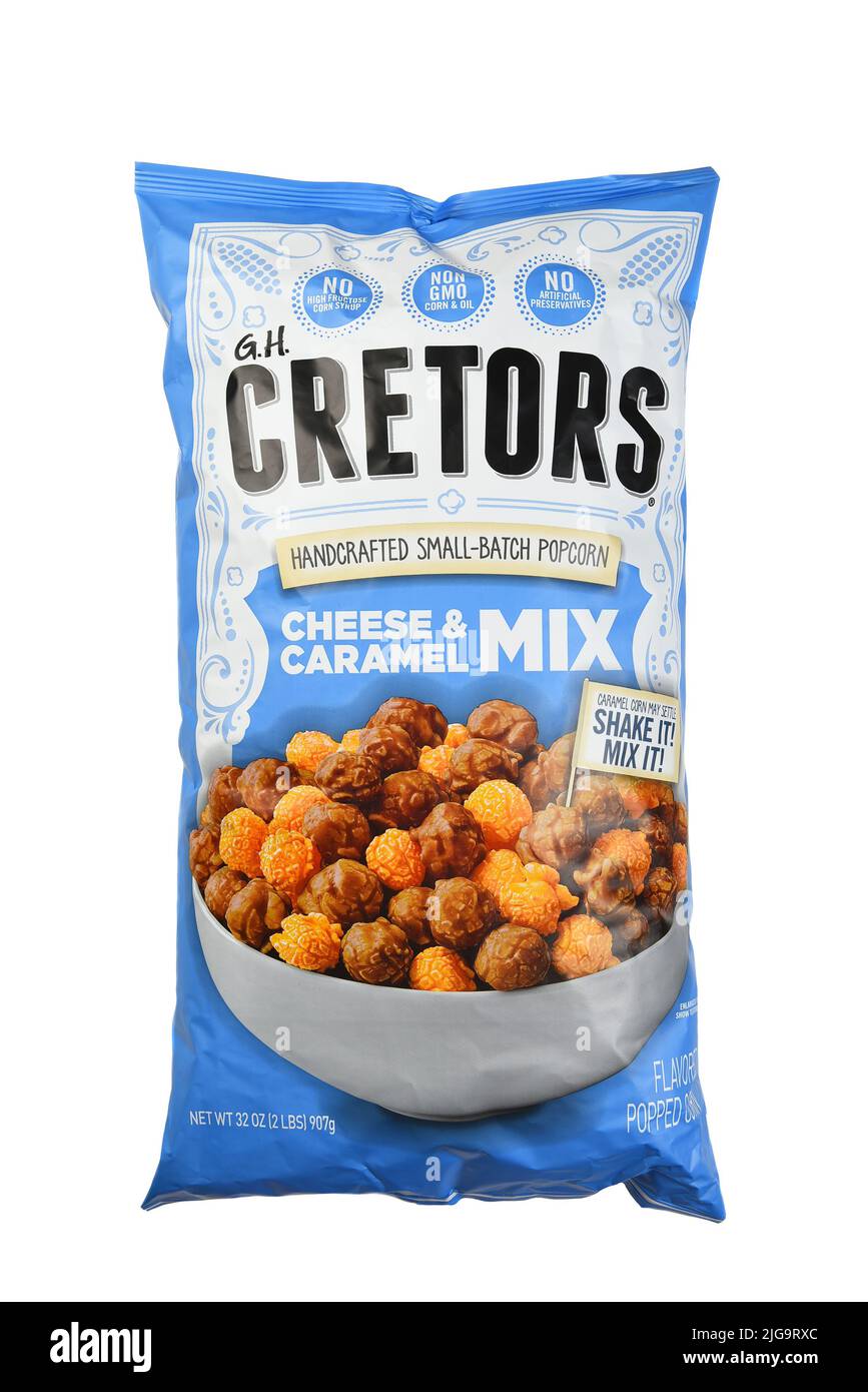 IRVINE, KALIFORNIEN - 23 JUN 2022: Eine Tüte mit G. H. Cretors Käse und Karamell Mix Popcorn. Stockfoto