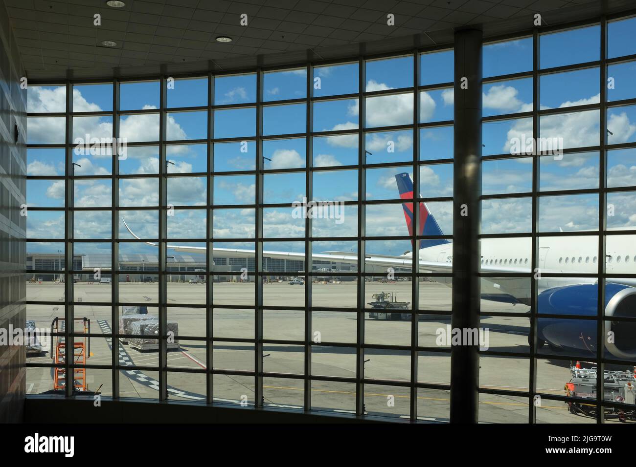 DETROIT, MICHIGAN - 22. JUN. 2021: Fenster und Flugzeug am Detroit Metropolitan Wayne County Airport (DTW), einem großen internationalen Flughafen in den Vereinigten Staaten Stockfoto