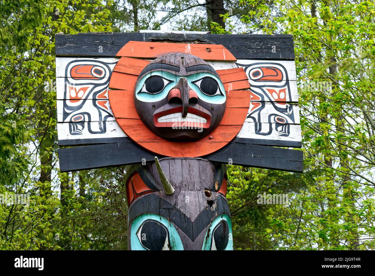 VANCOUVER, BRITISH COLUMBIA - 1. Mai 2022: Totempfähle sind Denkmäler, die von den First Nations des pazifischen Nordwestens geschaffen wurden, um eine zu repräsentieren und zu gedenken Stockfoto