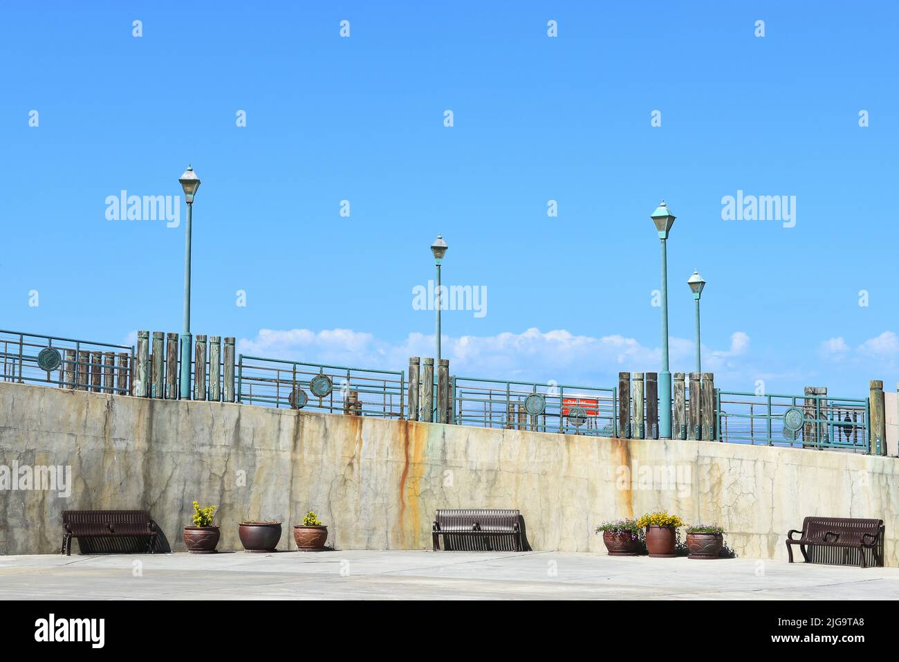 REDONDO BEACH, CALIFORNIA - 10 SEP 2021: Redondo Beach Pier Plaza und International Boardwalk. Stockfoto