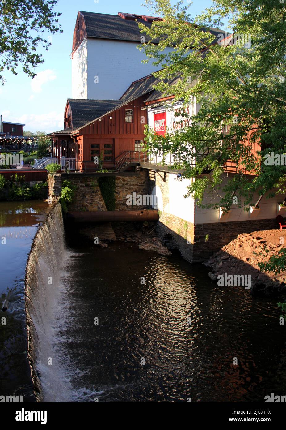 Bucks County Playhouse, kleiner Teich mit Wasserfall im Vordergrund, New Hope, PA, USA Stockfoto