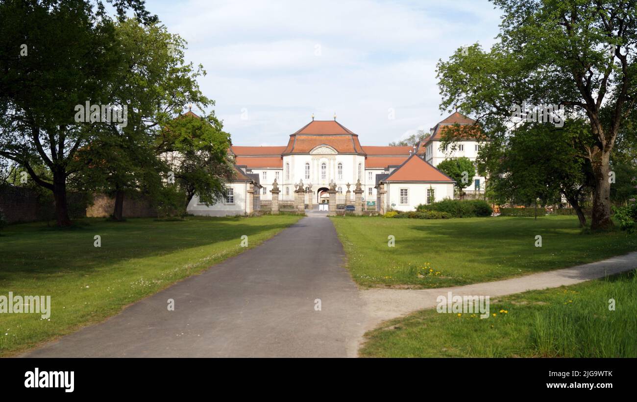 Schloss Fasanerie, Schlosskomplex aus dem Jahr 1700s, bei Fulda, Parkanflug zum Haupttor, Eichenzell, Deutschland Stockfoto