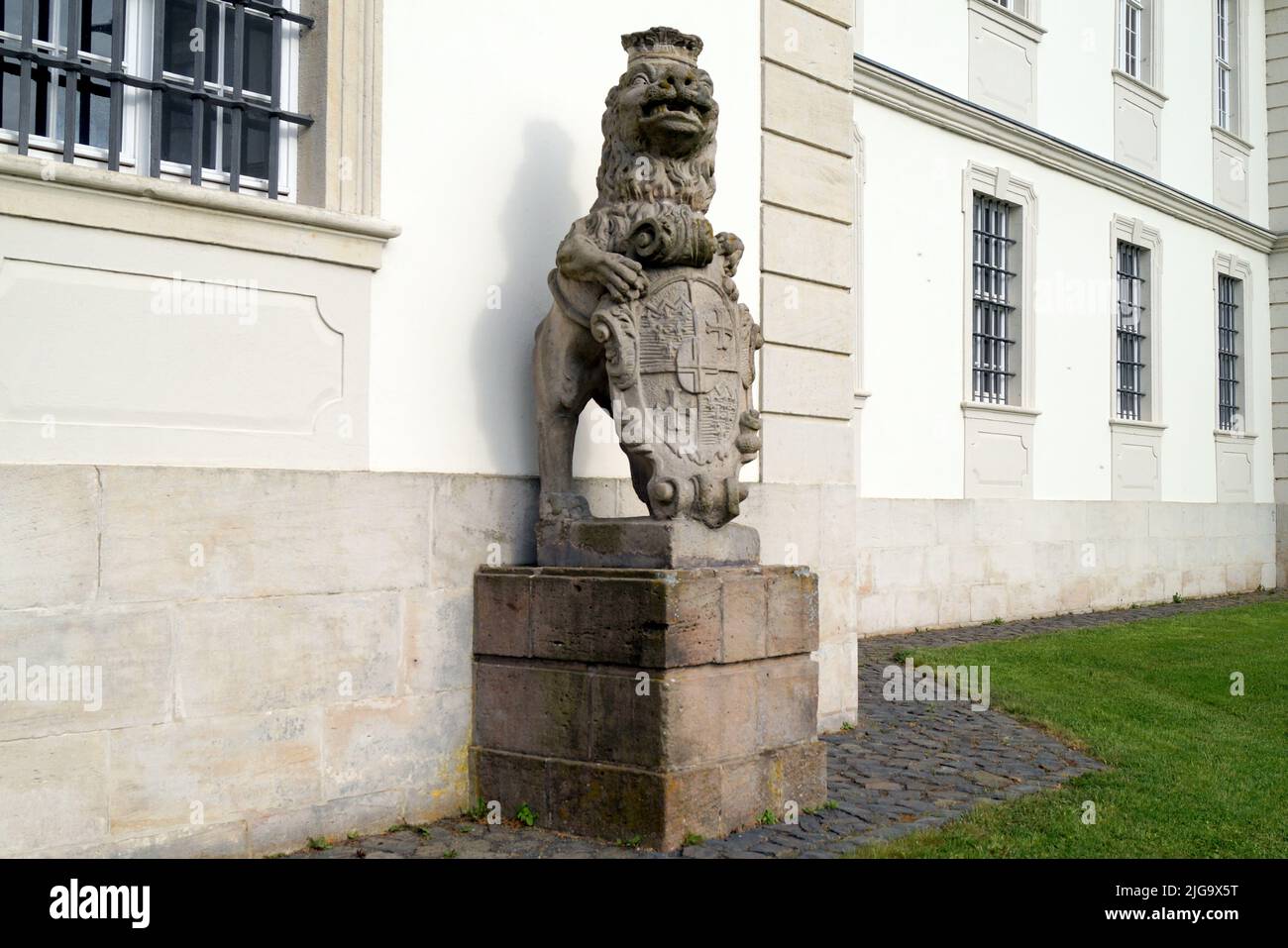 Schloss Fasanerie, Schlosskomplex aus dem Jahr 1700s, bei Fulda, Skulptur des gekrönten Löwen mit Kartusche mit Wappen, Eichenzell, Deutschland Stockfoto