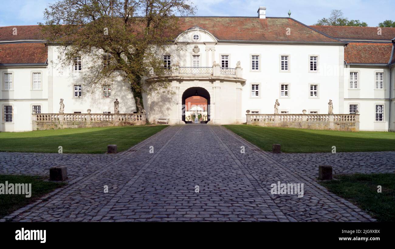 Schloss Fasanerie, Schlossanlage aus dem Jahr 1700s, bei Fulda, Innenhof-Flügel mit Tor zum Haushof, Eichenzell, Deutschland Stockfoto