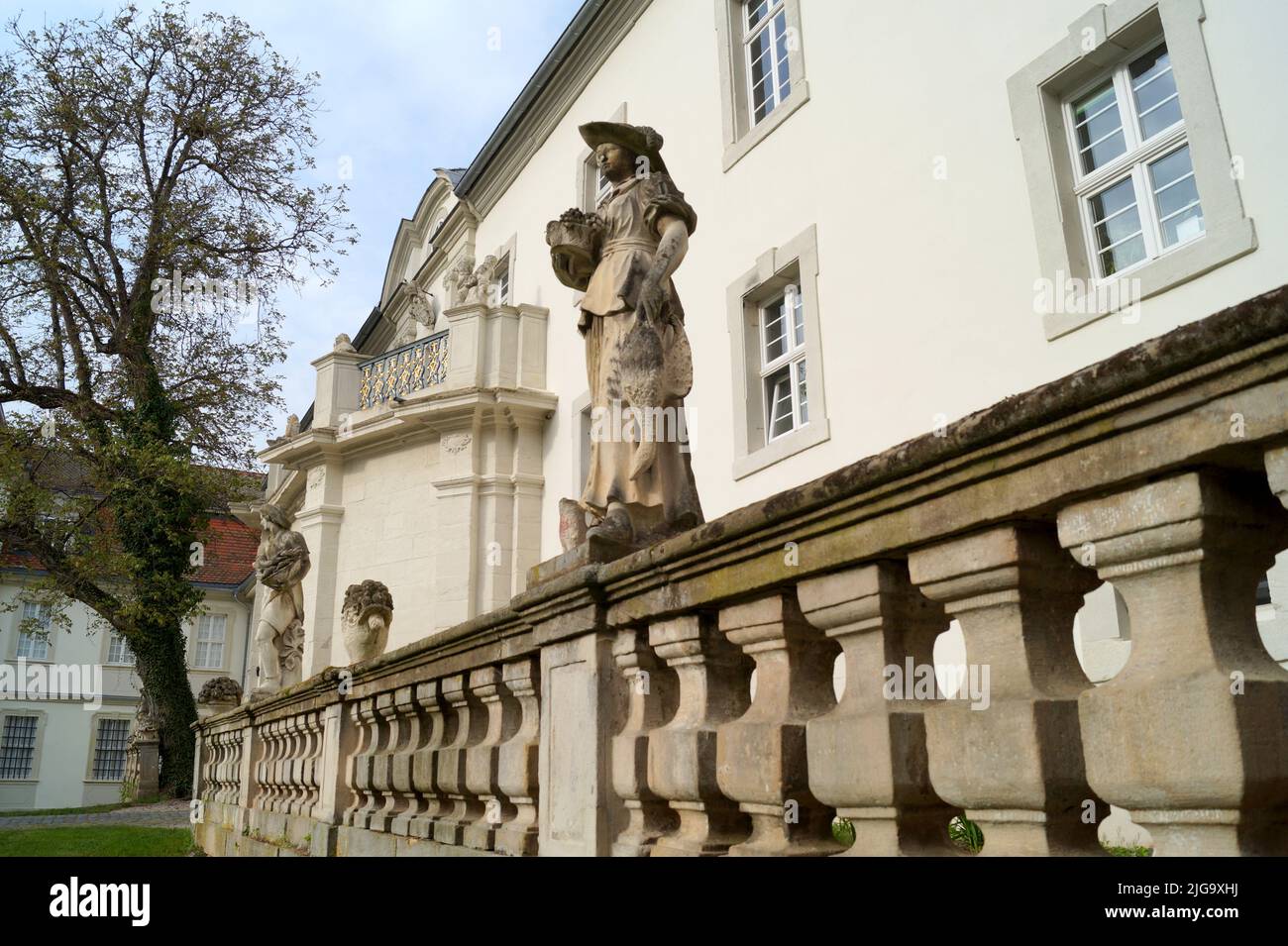 Schloss Fasanerie, Schlossanlage aus dem Jahr 1700s, bei Fulda, Balustrade im Innenhof mit idyllischen Dorfbewohnerskulpturen, Eichenzell, Deutschland Stockfoto