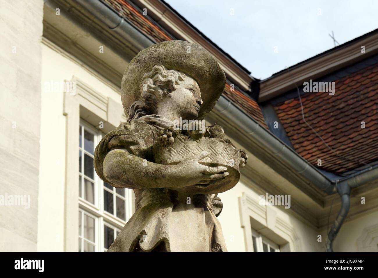 Bauernmädchen mit Obstkorb, Detail, Skulptur im Innenhof, Schloss Fasanerie, Schlosskomplex der 1700s, bei Fulda, Eichenzell, Deutschland Stockfoto