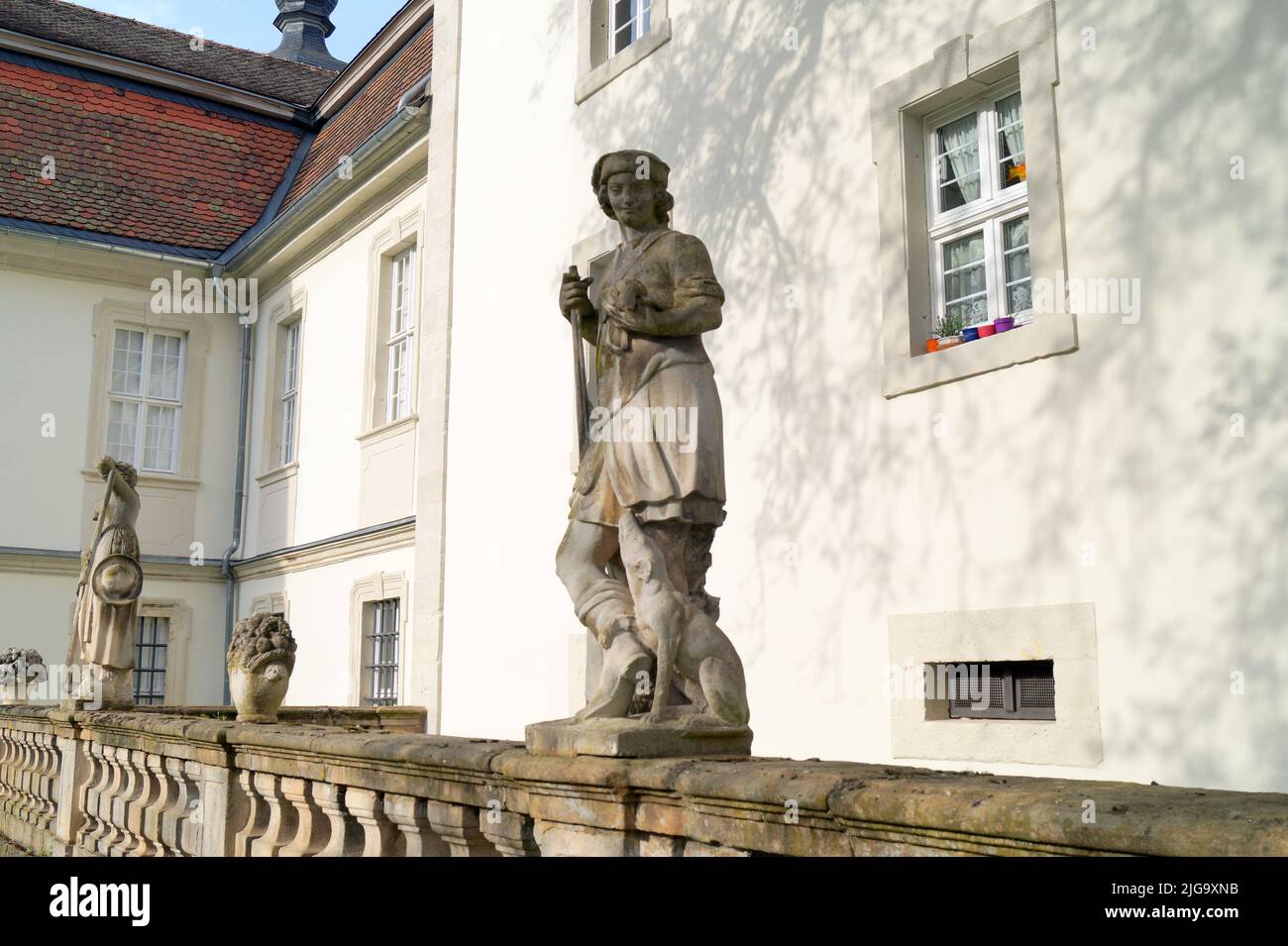 Schloss Fasanerie, Schlossanlage aus dem Jahr 1700s, bei Fulda, Balustrade im Innenhof mit idyllischen Dorfbewohnerskulpturen, Eichenzell, Deutschland Stockfoto