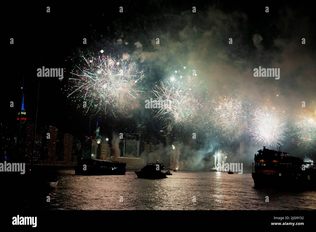 Das Macy's Feuerwerk am 4. Juli auf dem East River, das vom Deck der Clipper City aus gesehen wird, die in der Nähe von Midtown Manhattan festgemacht ist. 4. Juli 2022 Stockfoto