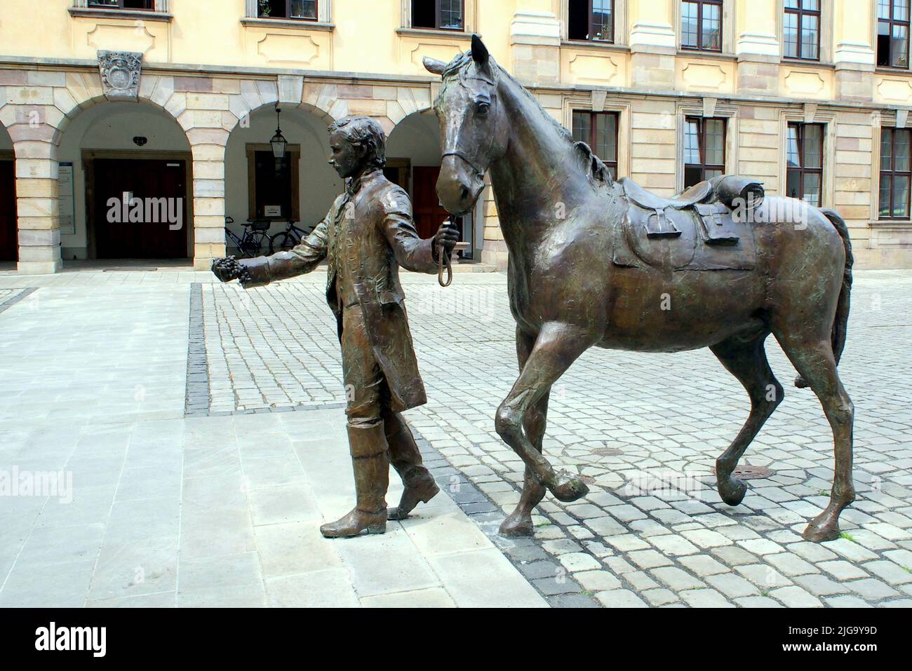 Late Harvest Rider, Skulptur, die der lokalen Weinherstellung gewidmet ist, im Innenhof des Stadtschlosses, Stadtpalais, Fulda, Deutschland Stockfoto