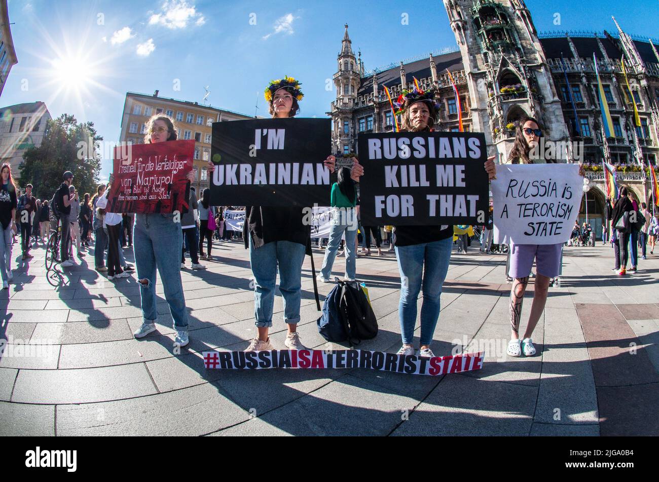 München, Bayern, Deutschland. 8.. Juli 2022. Jetzt, im fünften Monat nach der vollständigen Invasion der Ukraine, ukrainischer Flüchtlinge und Einwanderer in München, demonstrierte Deutschland für entschlossenes Handeln der deutschen Politik bei der Unterstützung der territorialen Verteidigung der Ukraine. Die Demonstranten warnten davor, dass ihr Land die eventuelle Invasion des restlichen Europas mit Moldawien, Rumänien, dem Baltikum und Polen in der unmittelbaren Gefahr abwehren wird, während Sicherheitsexperten die Fronten in der Arktis und auf dem Balkan so weit wie möglich sehen. Kredit: ZUMA Press, Inc./Alamy Live Nachrichten Stockfoto