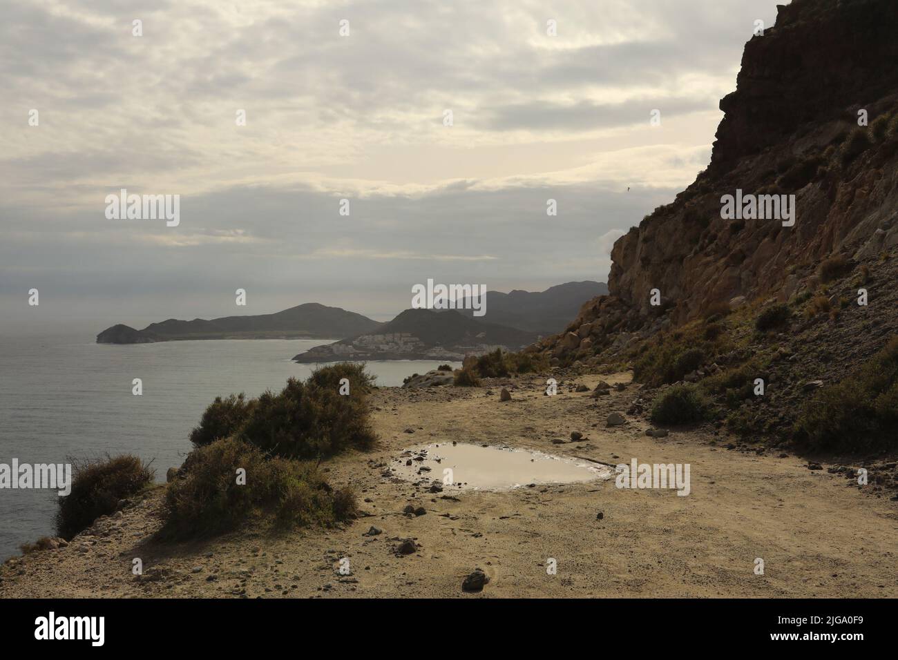 Versteckter Strand am Meer mit natürlichen Höhlen, Sand und Klippen Stockfoto