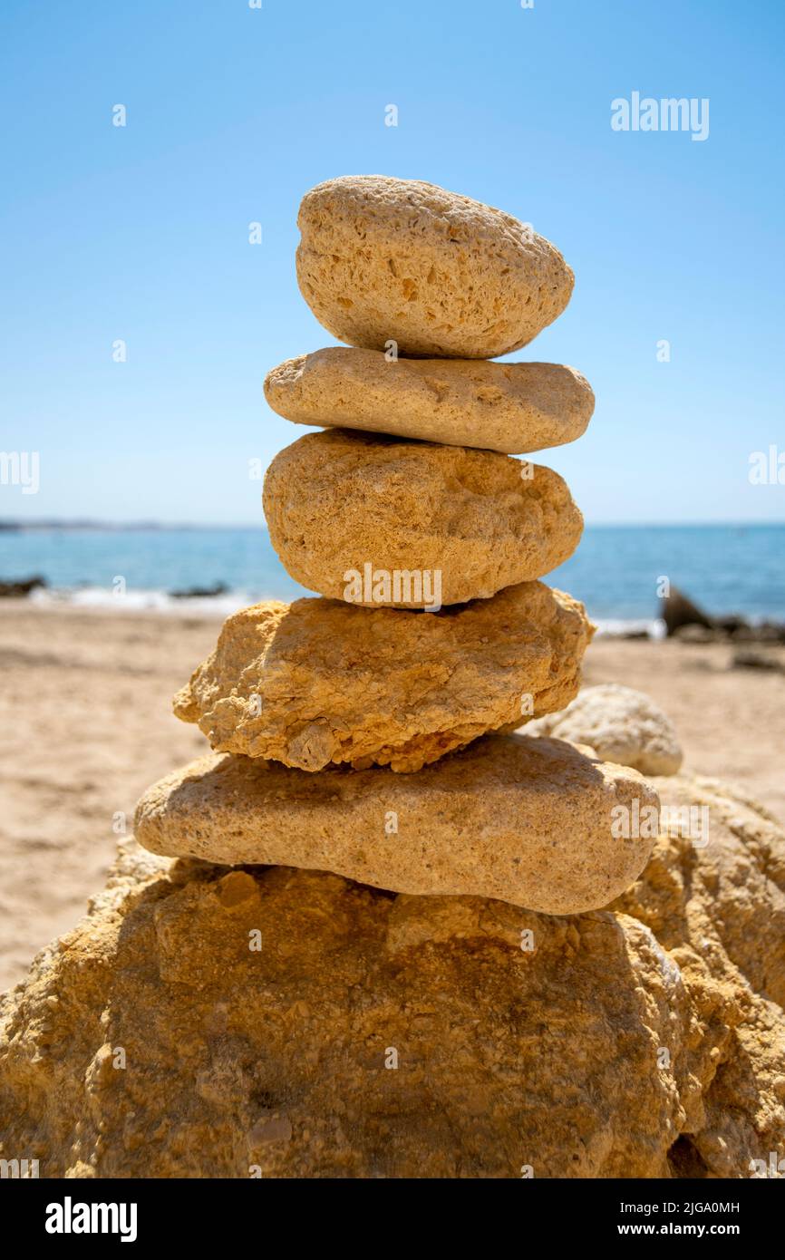 Mariolas Felsen, vertikales Gleichgewicht mit Strandfelsen, Zen und Ansichten zur psychischen Gesundheit in der Nähe des Ozeans. Freie spirituelle Ansichten, Achtsamkeit und natürlich. Stockfoto