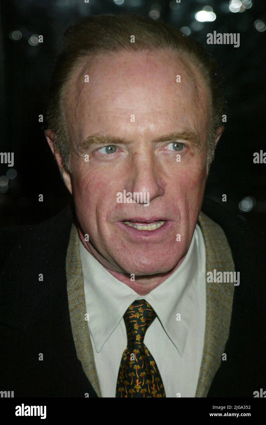 James Caan nimmt am 5. Dezember 2002 an der Uraufführung von „Herr der Ringe: Die zwei Türme“ im Ziegfeld Theatre in New York City Teil. Foto: Henry McGee/MediaPunch Stockfoto