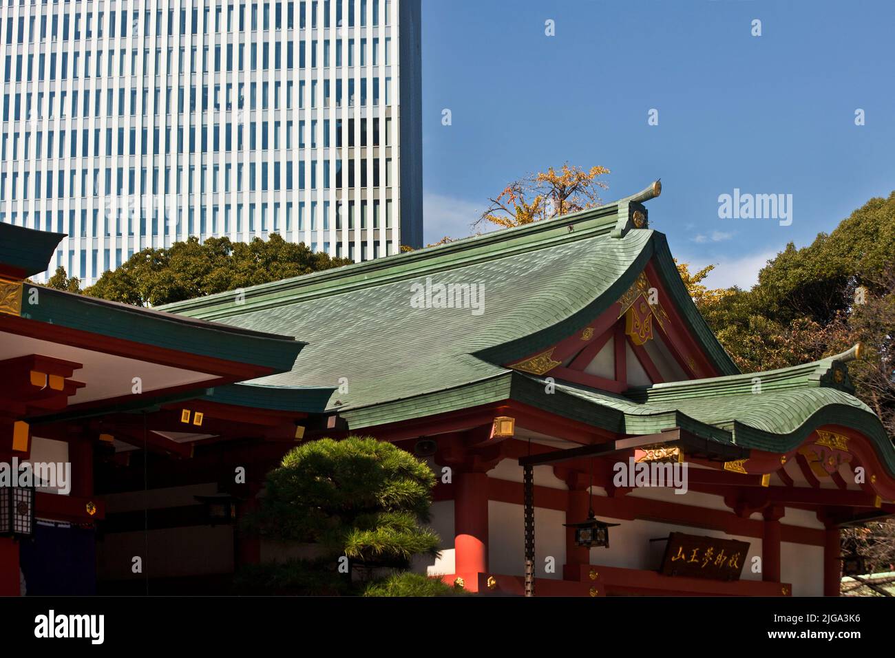 Kontrast zwischen modernem Gebäude und Hie Jinja Shrine Tokyo Japan Stockfoto