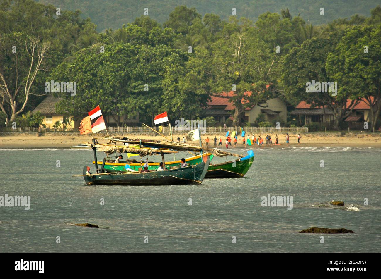 Fischerboote vor dem Strand von Carita in Pandeglang, Banten, Indonesien. Stockfoto