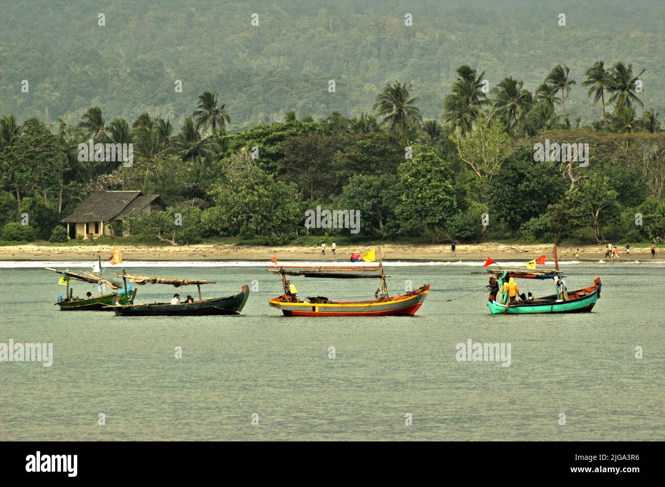 Fischerboote vor dem Strand von Carita in Pandeglang, Banten, Indonesien. Stockfoto