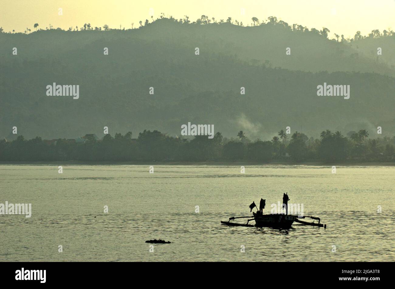 Ein traditionelles Fischerboot vor dem Strand von Carita in Pandeglang, Banten, Indonesien. Stockfoto
