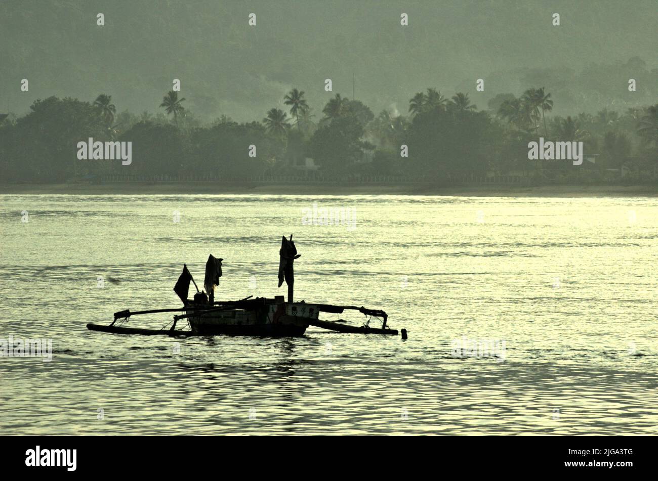 Ein traditionelles Fischerboot vor dem Strand von Carita in Pandeglang, Banten, Indonesien. Stockfoto
