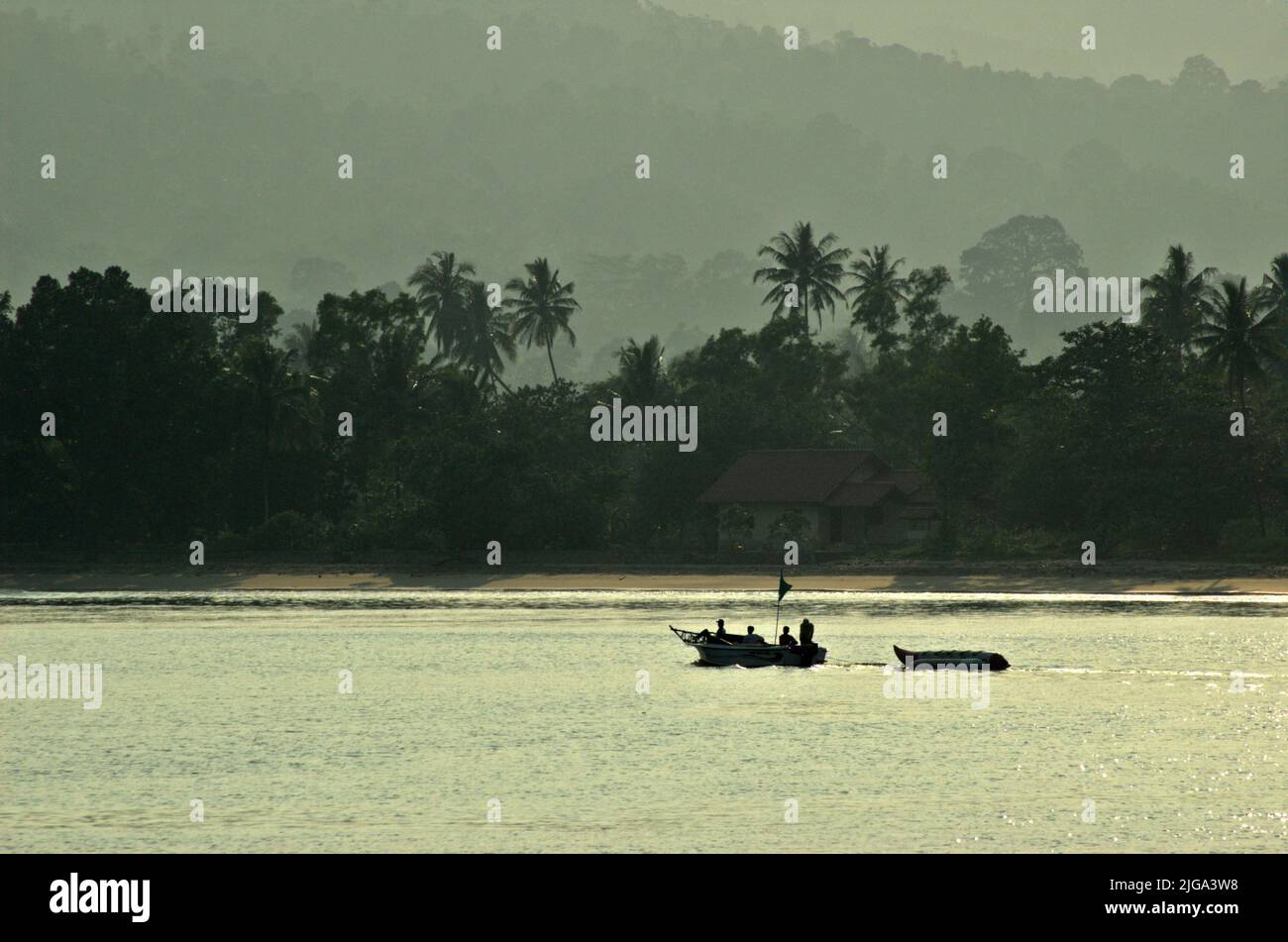 Ein traditionelles Fischerboot vor dem Strand von Carita in Pandeglang, Banten, Indonesien. Stockfoto