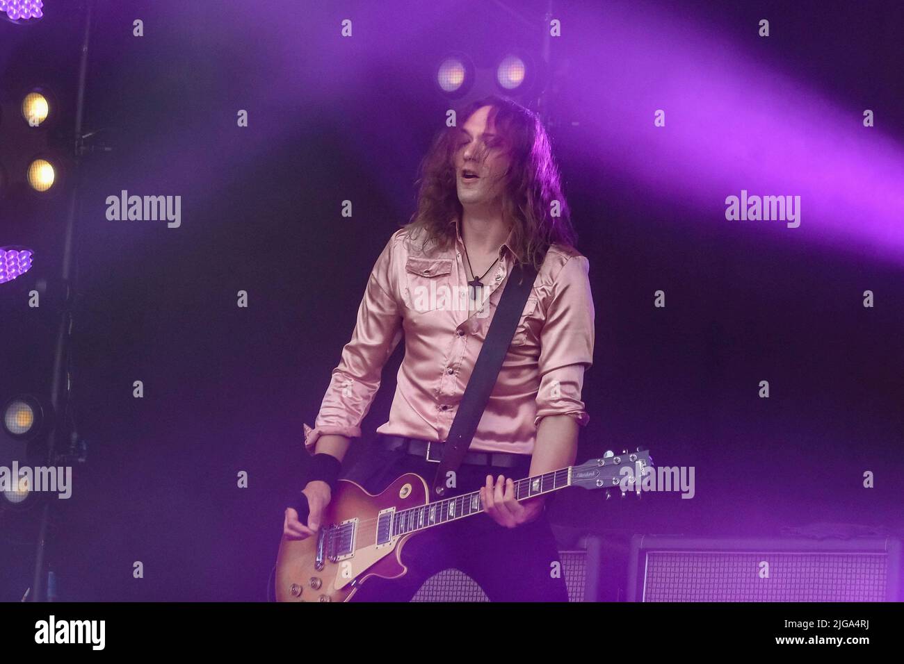 Great Tew, Großbritannien. 08.. Juli 2022. Rhythmusgitarrist und Sänger Dan Hawkins mit der britischen Glam-Prog-Rock-Band The Darkness, die beim Cornbury Festival live auf der Bühne auftrat. Kredit: SOPA Images Limited/Alamy Live Nachrichten Stockfoto