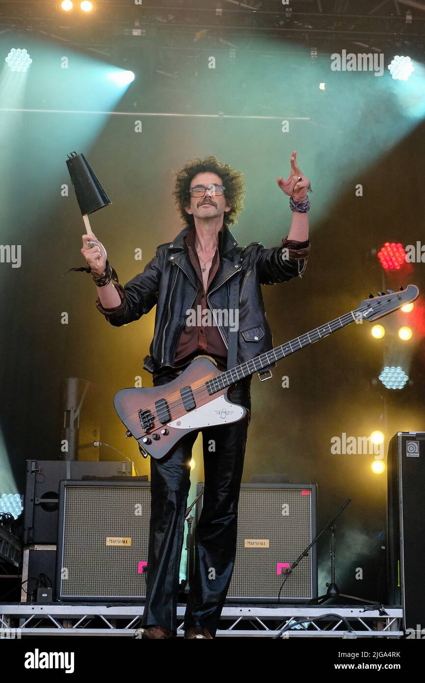 Great Tew, Großbritannien. 08.. Juli 2022. Bassgitarrist Frances Gilles Poullain-Patterson alias Frankie Poullain mit der britischen Glam-Prog-Rock-Band The Darkness spielt live auf der Bühne des Cornbury Festivals. Kredit: SOPA Images Limited/Alamy Live Nachrichten Stockfoto