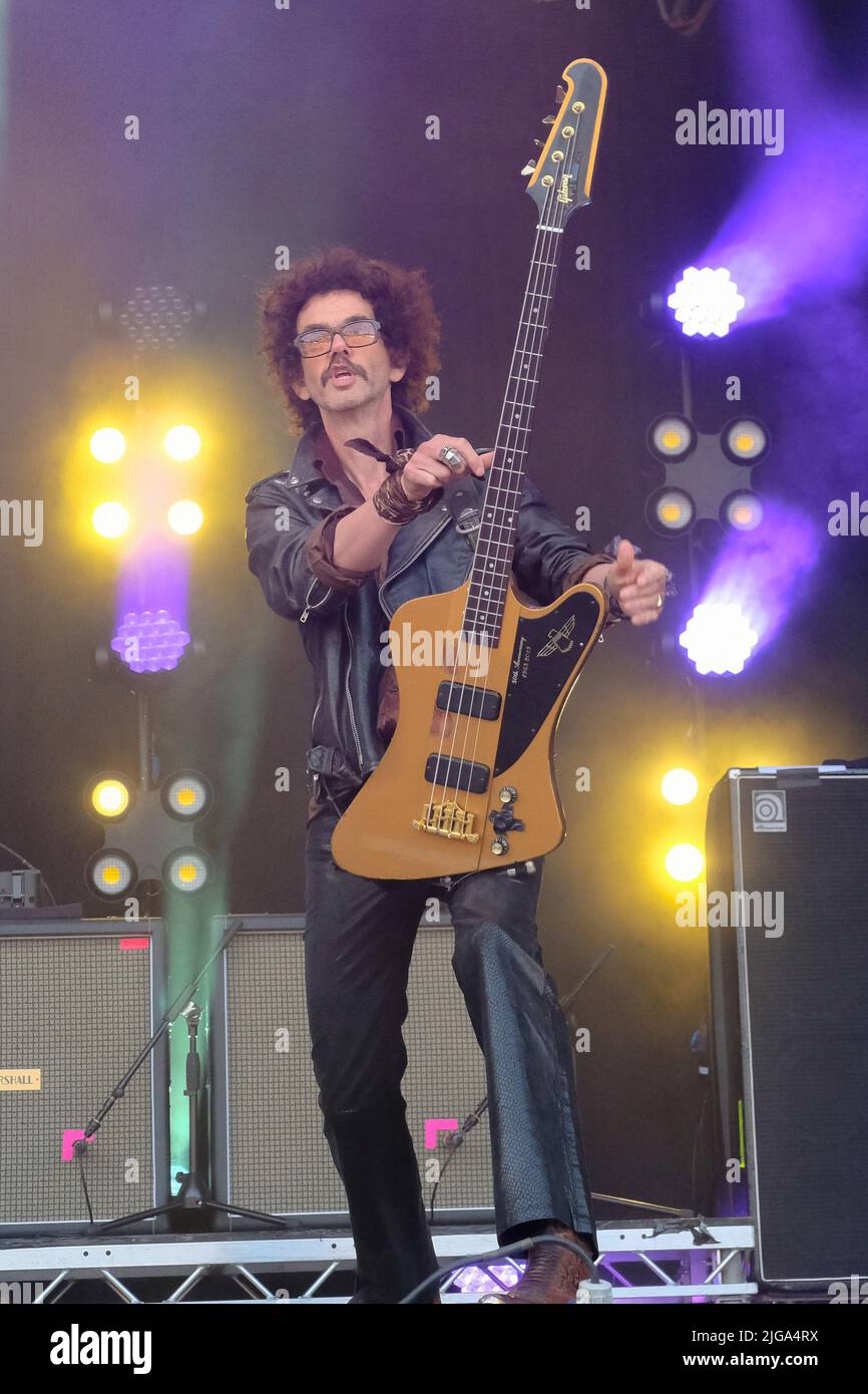 Great Tew, Großbritannien. 08.. Juli 2022. Bassgitarrist Frances Gilles Poullain-Patterson alias Frankie Poullain mit der britischen Glam-Prog-Rock-Band The Darkness spielt live auf der Bühne des Cornbury Festivals. Kredit: SOPA Images Limited/Alamy Live Nachrichten Stockfoto
