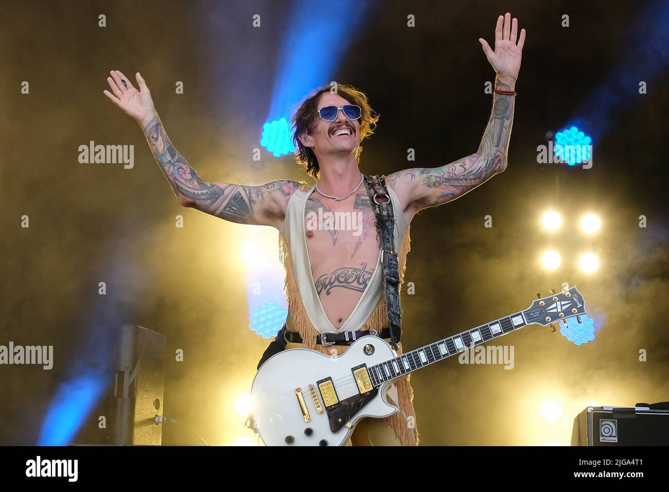 Great Tew, Großbritannien. 08.. Juli 2022. Sänger und Gitarrist Justin Hawkins mit der britischen Glam-Prog-Rock-Band, The Darkness tritt beim Cornbury Festival live auf. Kredit: SOPA Images Limited/Alamy Live Nachrichten Stockfoto