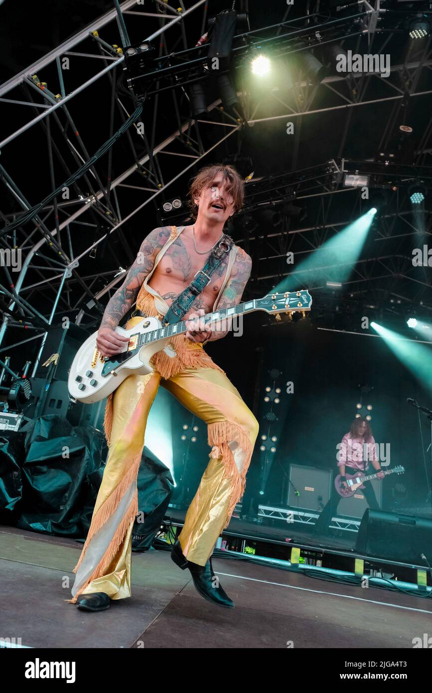 Great Tew, Großbritannien. 08.. Juli 2022. Sänger und Gitarrist Justin Hawkins mit der britischen Glam-Prog-Rock-Band, The Darkness tritt beim Cornbury Festival live auf. Kredit: SOPA Images Limited/Alamy Live Nachrichten Stockfoto