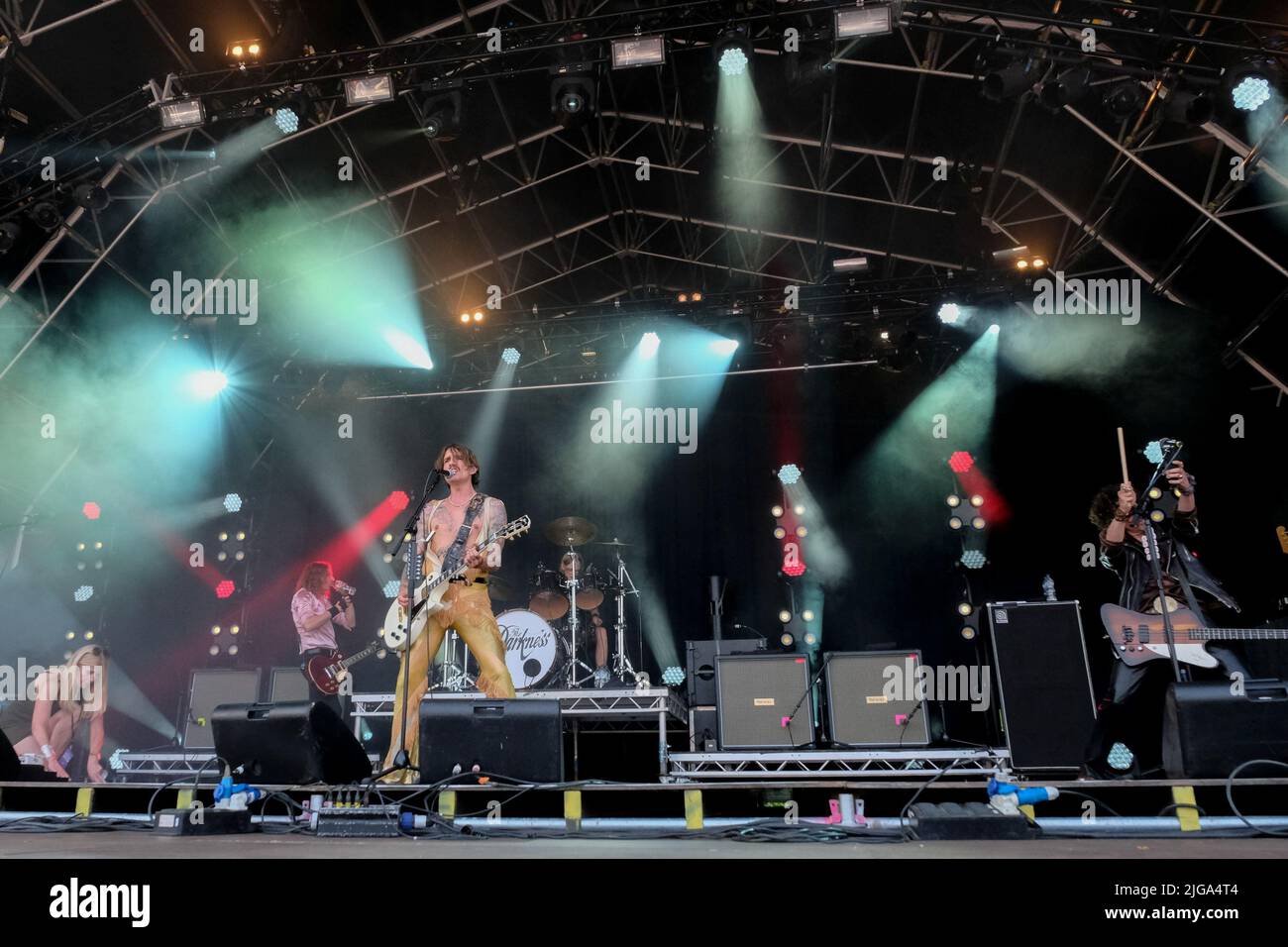 Great Tew, Großbritannien. 08.. Juli 2022. Sänger und Gitarrist Justin Hawkins mit der britischen Glam-Prog-Rock-Band The Darkness tritt beim Cornbury Festival live auf. Kredit: SOPA Images Limited/Alamy Live Nachrichten Stockfoto