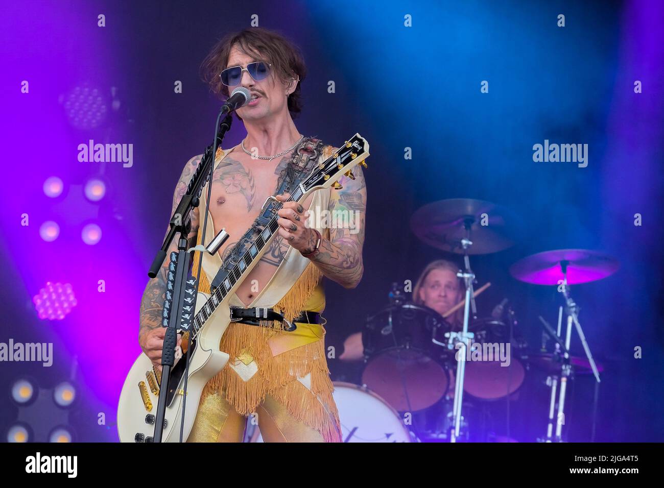 Great Tew, Großbritannien. 08.. Juli 2022. Sänger und Gitarrist Justin Hawkins mit der britischen Glam-Prog-Rock-Band, The Darkness tritt beim Cornbury Festival live auf. Kredit: SOPA Images Limited/Alamy Live Nachrichten Stockfoto