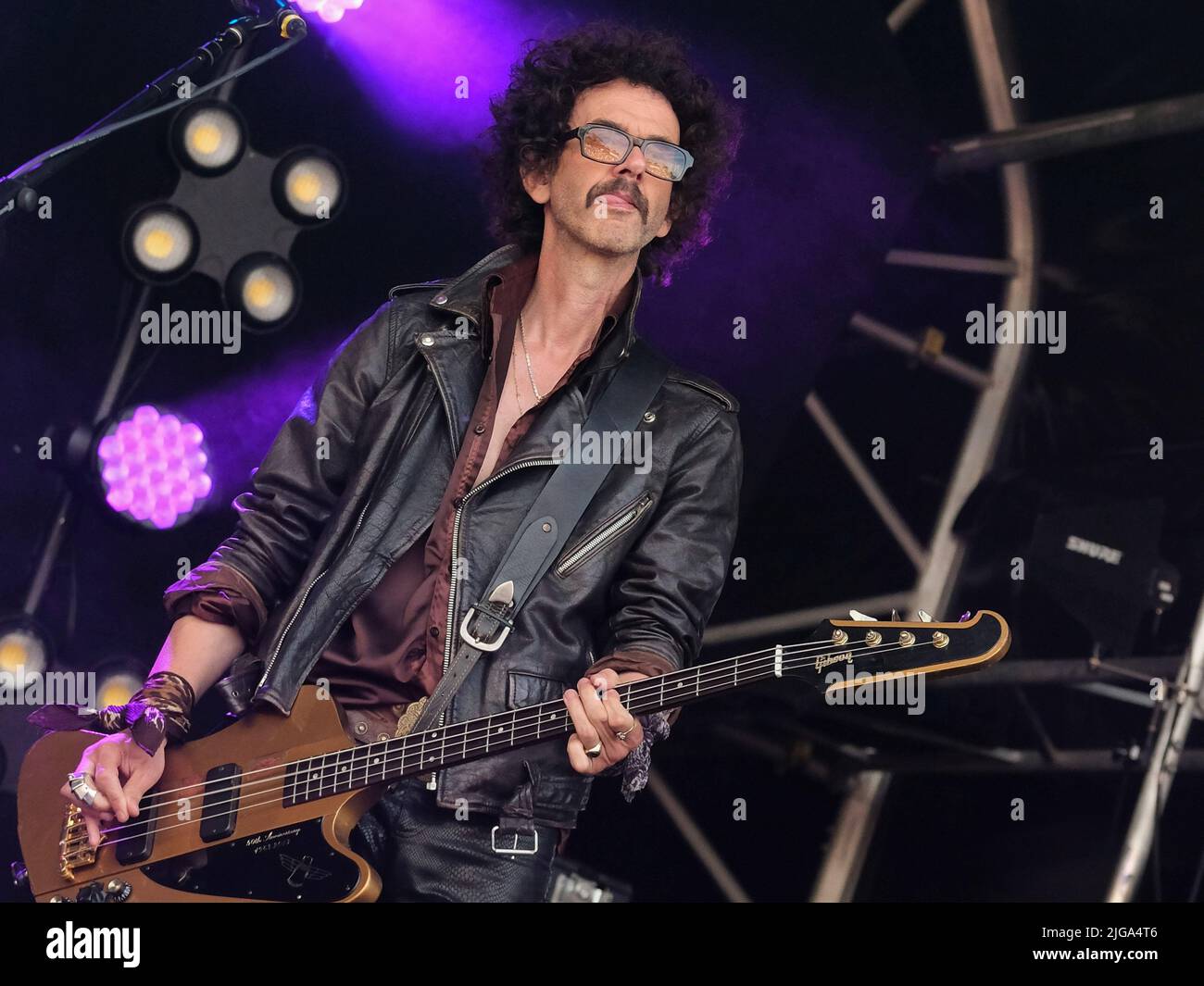 Great Tew, Großbritannien. 08.. Juli 2022. Bassgitarrist Frances Gilles Poullain-Patterson alias Frankie Poullain mit der britischen Glam-Prog-Rock-Band The Darkness spielt live auf der Bühne des Cornbury Festivals. Kredit: SOPA Images Limited/Alamy Live Nachrichten Stockfoto