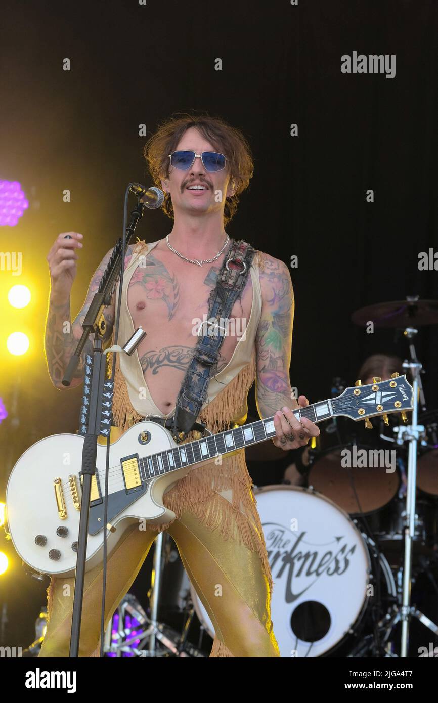 Great Tew, Großbritannien. 08.. Juli 2022. Sänger und Gitarrist Justin Hawkins mit der britischen Glam-Prog-Rock-Band, The Darkness tritt beim Cornbury Festival live auf. Kredit: SOPA Images Limited/Alamy Live Nachrichten Stockfoto