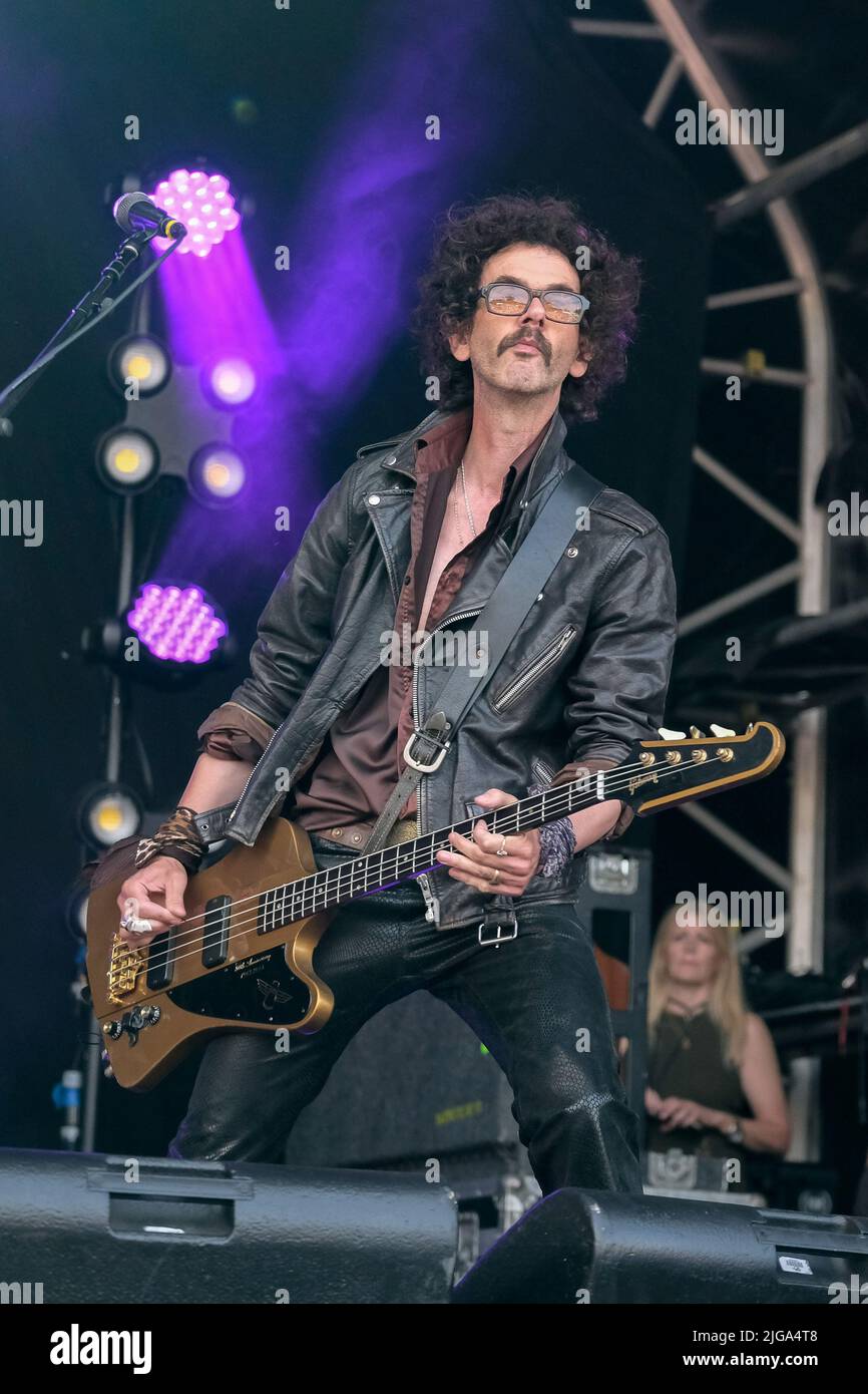 Great Tew, Großbritannien. 08.. Juli 2022. Bassgitarrist Frances Gilles Poullain-Patterson alias Frankie Poullain mit der britischen Glam-Prog-Rock-Band The Darkness spielt live auf der Bühne des Cornbury Festivals. Kredit: SOPA Images Limited/Alamy Live Nachrichten Stockfoto