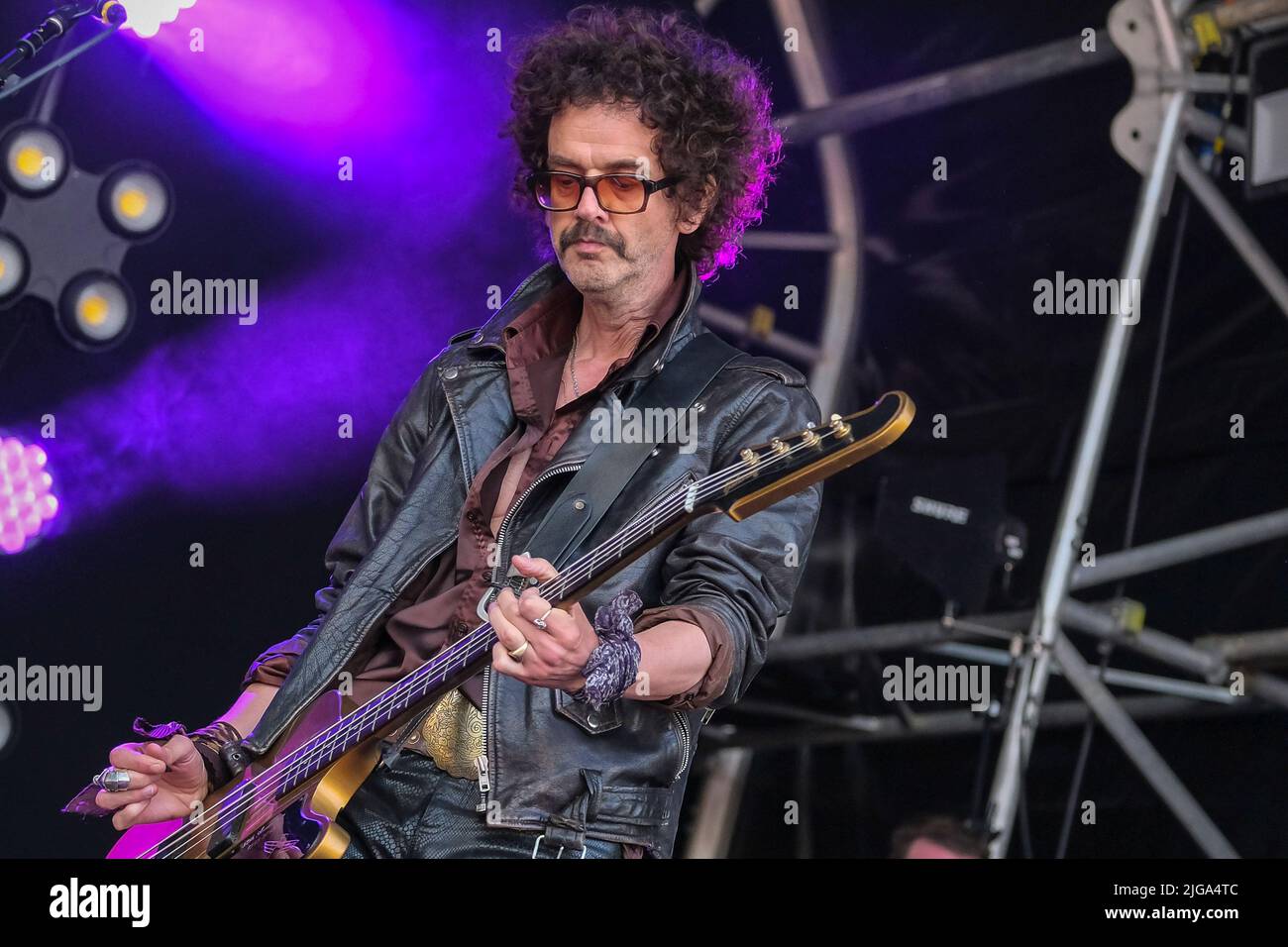 Great Tew, Großbritannien. 08.. Juli 2022. Bassgitarrist Frances Gilles Poullain-Patterson alias Frankie Poullain mit der britischen Glam-Prog-Rock-Band The Darkness spielt live auf der Bühne des Cornbury Festivals. Kredit: SOPA Images Limited/Alamy Live Nachrichten Stockfoto