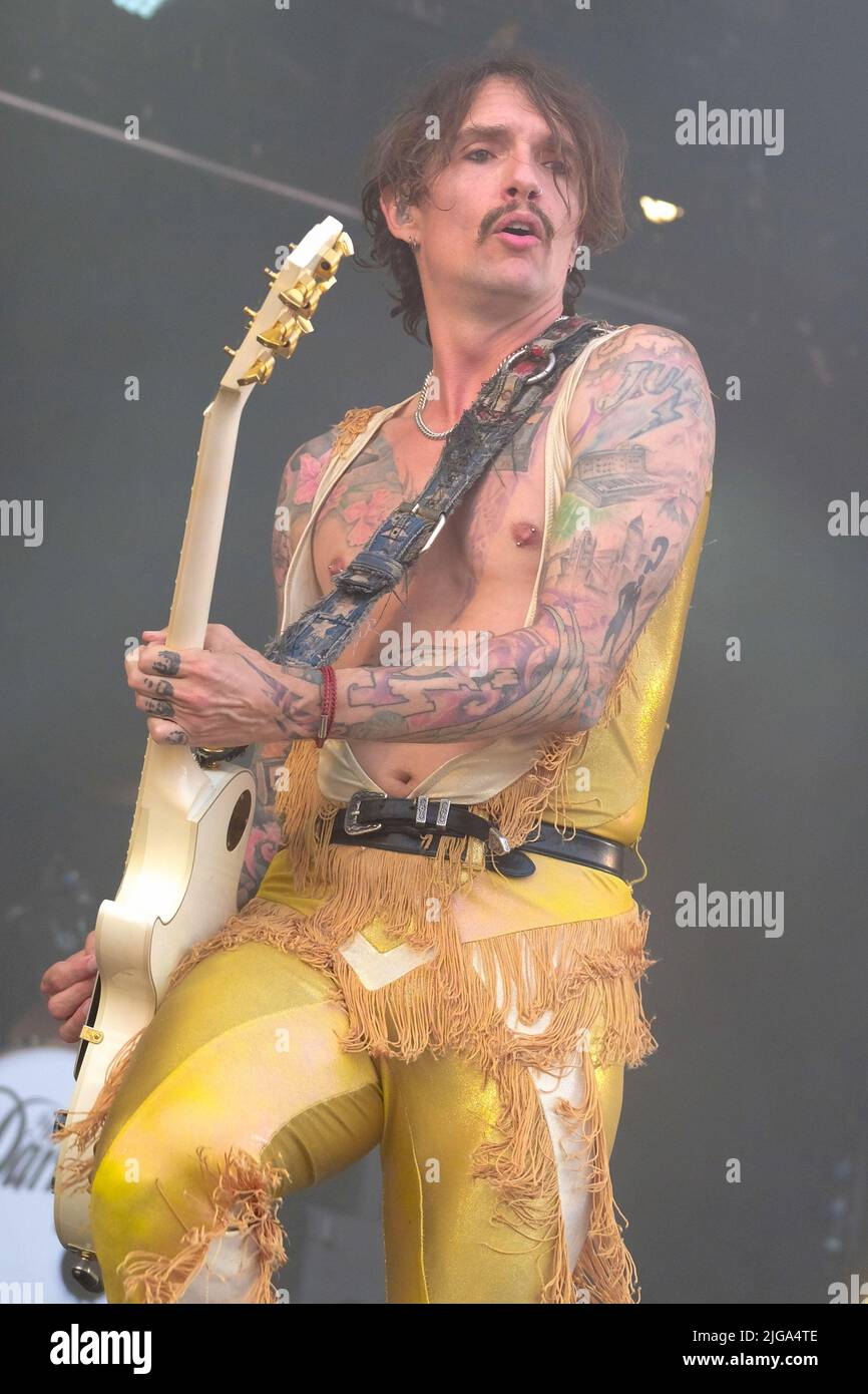 Great Tew, Großbritannien. 08.. Juli 2022. Sänger und Gitarrist Justin Hawkins mit der britischen Glam-Prog-Rock-Band, The Darkness tritt beim Cornbury Festival live auf. Kredit: SOPA Images Limited/Alamy Live Nachrichten Stockfoto
