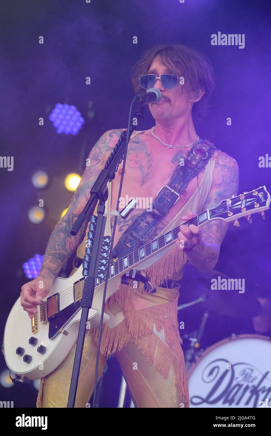Great Tew, Großbritannien. 08.. Juli 2022. Sänger und Gitarrist Justin Hawkins mit der britischen Glam-Prog-Rock-Band, The Darkness tritt beim Cornbury Festival live auf. Kredit: SOPA Images Limited/Alamy Live Nachrichten Stockfoto