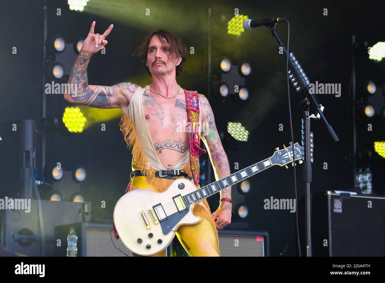 Great Tew, Großbritannien. 08.. Juli 2022. Sänger und Gitarrist Justin Hawkins mit der britischen Glam-Prog-Rock-Band, The Darkness tritt beim Cornbury Festival live auf. Kredit: SOPA Images Limited/Alamy Live Nachrichten Stockfoto