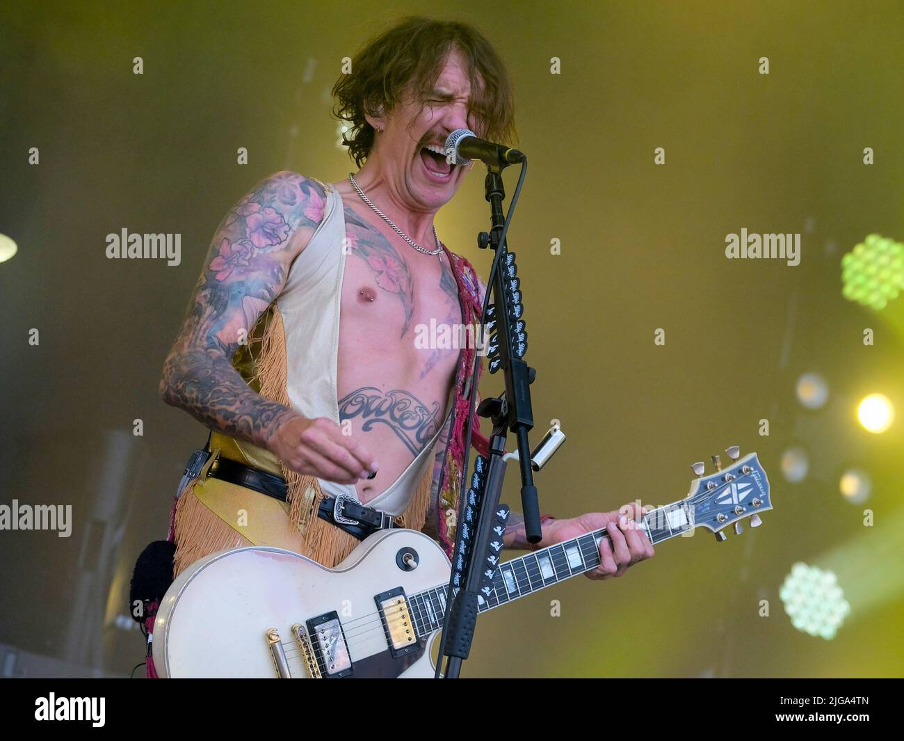 Great Tew, Großbritannien. 08.. Juli 2022. Sänger und Gitarrist Justin Hawkins mit der britischen Glam-Prog-Rock-Band, The Darkness tritt beim Cornbury Festival live auf. Kredit: SOPA Images Limited/Alamy Live Nachrichten Stockfoto