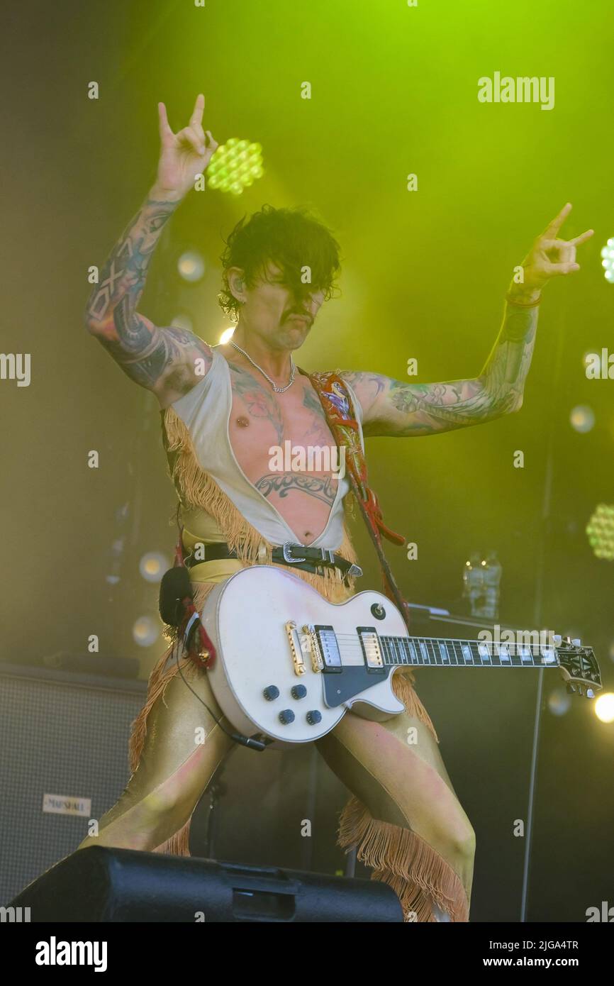 Great Tew, Großbritannien. 08.. Juli 2022. Sänger und Gitarrist Justin Hawkins mit der britischen Glam-Prog-Rock-Band, The Darkness tritt beim Cornbury Festival live auf. Kredit: SOPA Images Limited/Alamy Live Nachrichten Stockfoto