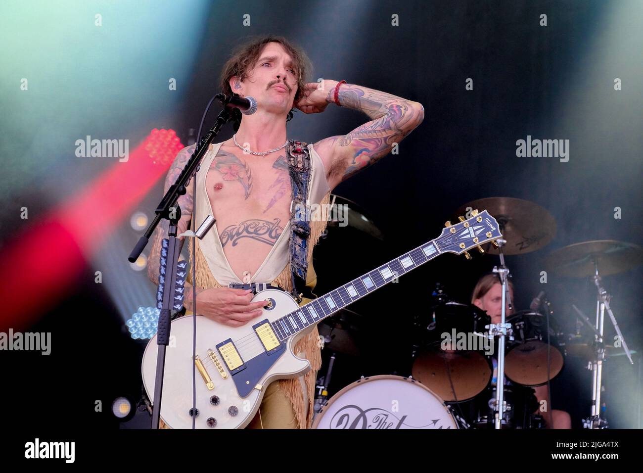 Great Tew, Großbritannien. 08.. Juli 2022. Sänger und Gitarrist Justin Hawkins mit der britischen Glam-Prog-Rock-Band, The Darkness tritt beim Cornbury Festival live auf. Kredit: SOPA Images Limited/Alamy Live Nachrichten Stockfoto