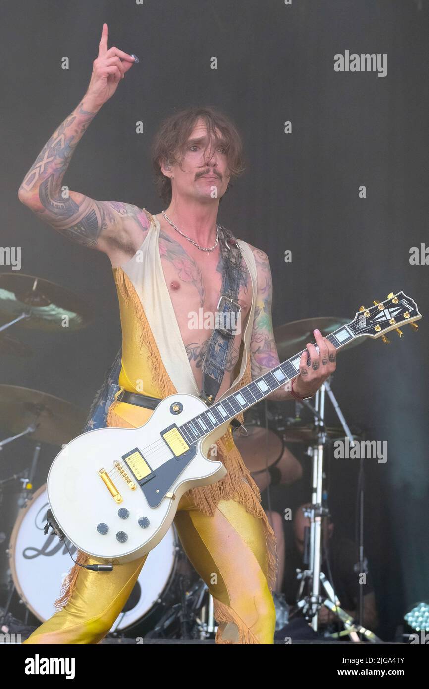 Great Tew, Großbritannien. 08.. Juli 2022. Sänger und Gitarrist Justin Hawkins mit der britischen Glam-Prog-Rock-Band, The Darkness tritt beim Cornbury Festival live auf. Kredit: SOPA Images Limited/Alamy Live Nachrichten Stockfoto