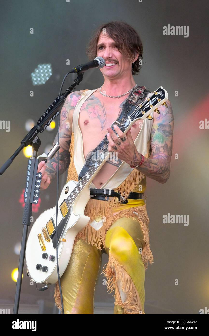 Great Tew, Großbritannien. 08.. Juli 2022. Sänger und Gitarrist Justin Hawkins mit der britischen Glam-Prog-Rock-Band, The Darkness tritt beim Cornbury Festival live auf. Kredit: SOPA Images Limited/Alamy Live Nachrichten Stockfoto