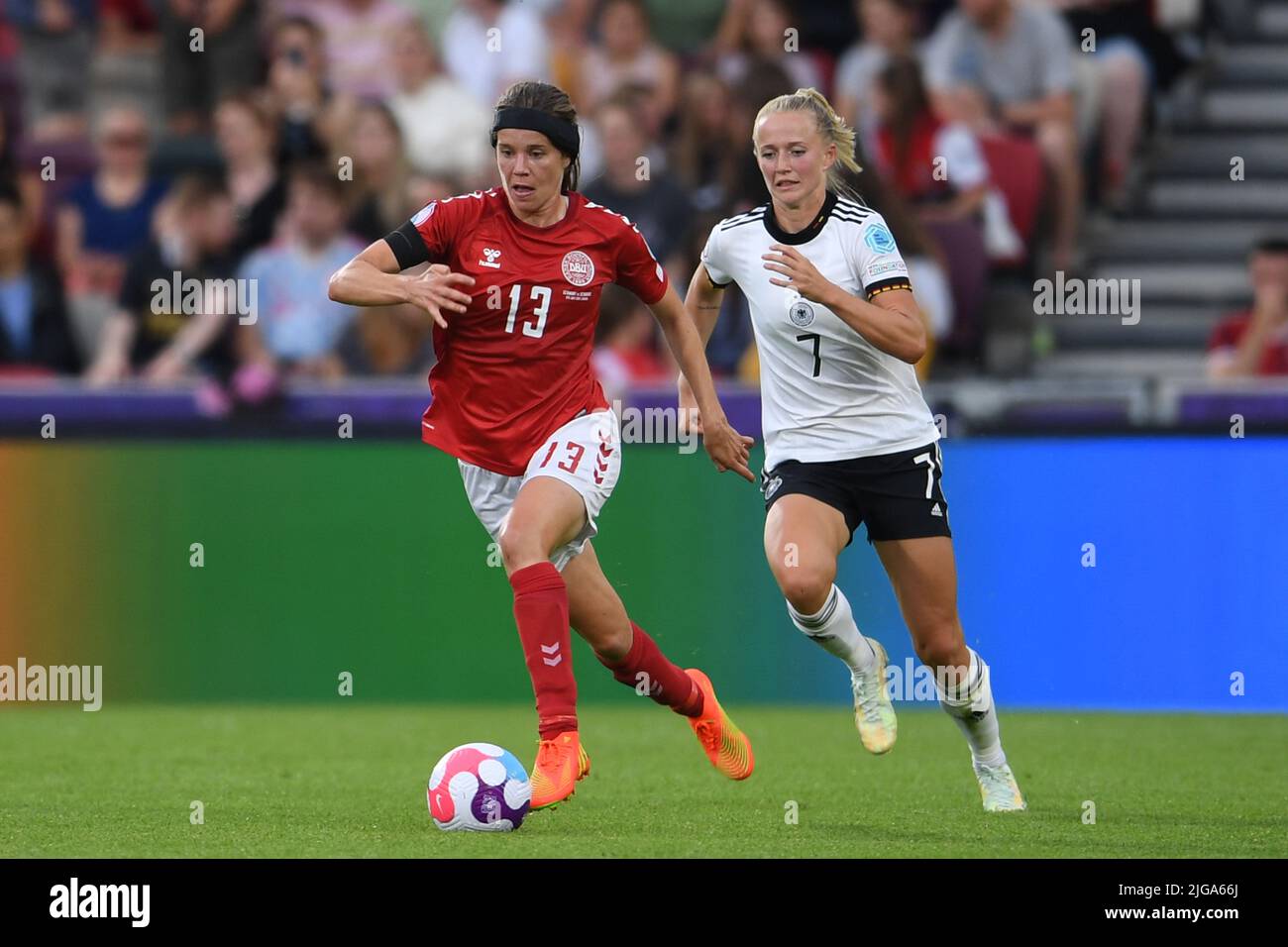 London, Großbritannien. 8.. Juli 2022. Sofie Pedersen (Frauen in Dänemark)Lea Schuller (Frauen in Deutschland) während des UEFA Women s Euro England 2022-Spiels zwischen Deutschland 4-0 Dänemark im Brentford Community Stadium am 8. Juli 2022 in London, England. Quelle: Maurizio Borsari/AFLO/Alamy Live News Stockfoto