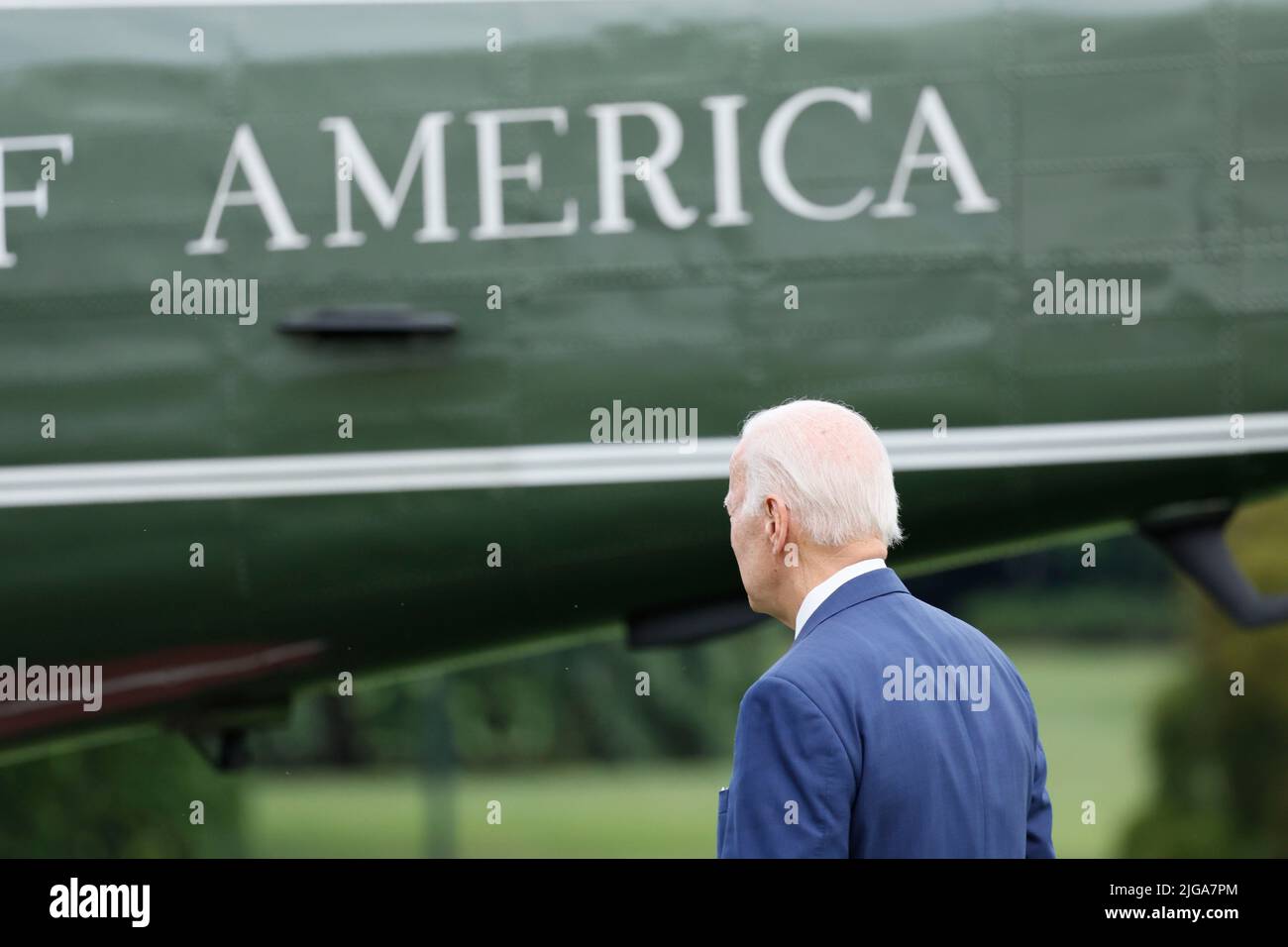 Washington, DC, USA. 8.. Juli 2022. US-Präsident Joe Biden geht auf dem South Lawn an Bord von Marine One im Weißen Haus in Washington, DC, 8. Juli 2022. US-Präsident Joe Biden unterzeichnete am Freitag einen Exekutivbefehl über den Zugang zu Abtreibungen, da das Thema die Gesellschaft weiterhin spaltet. Der Schritt erfolgte zwei Wochen, nachdem der Oberste Gerichtshof der USA den wegweisenden Roe v. Wade niederschlug und den verfassungsmäßigen Schutz der Abtreibungsrechte für Frauen in der Nation beseitigte. Kredit: Ting Shen/Xinhua/Alamy Live Nachrichten Stockfoto